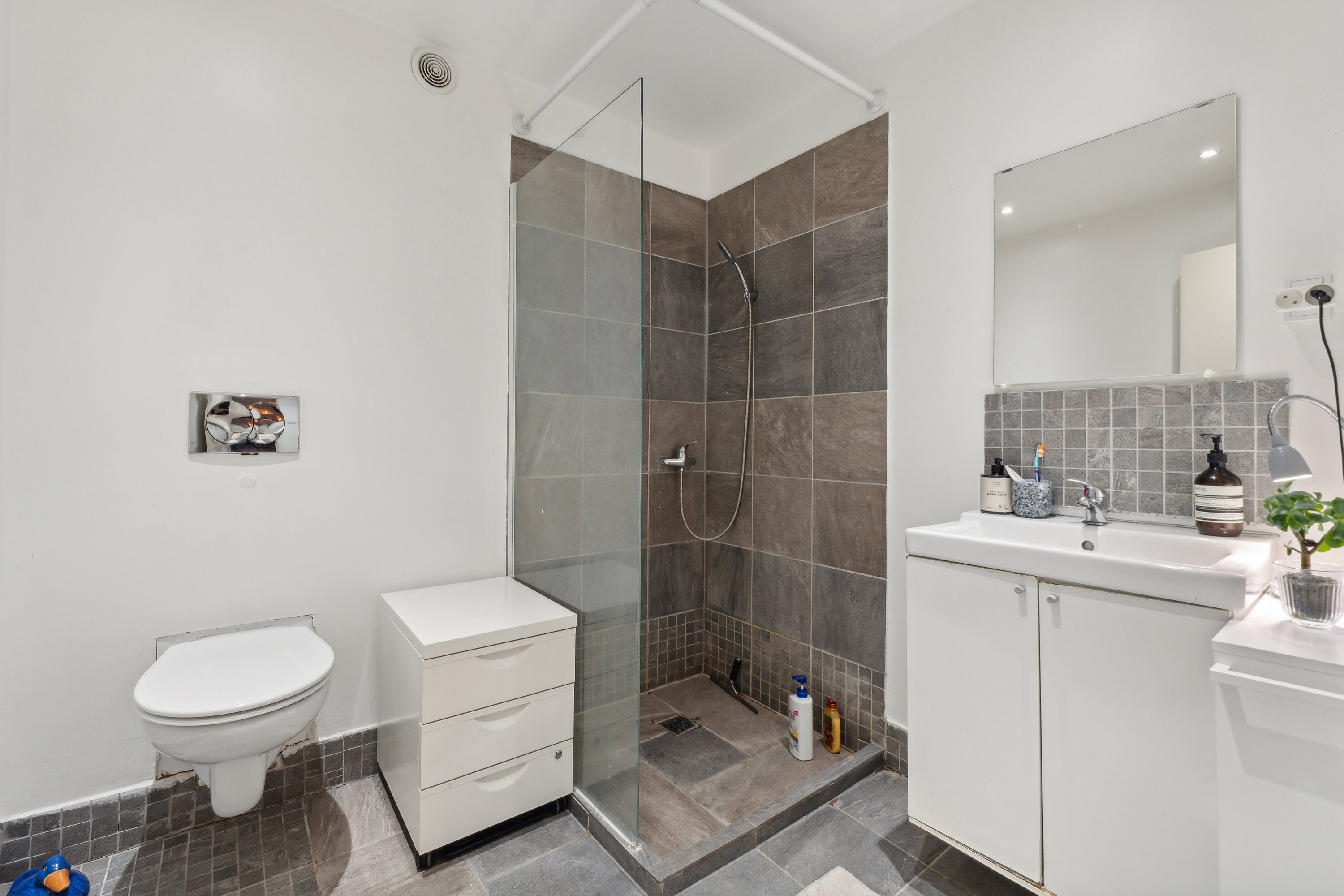 Fremhævet badeværelse billede i fuldskærmstilstand. Billede af Svanevej 42, 5000 Odense C