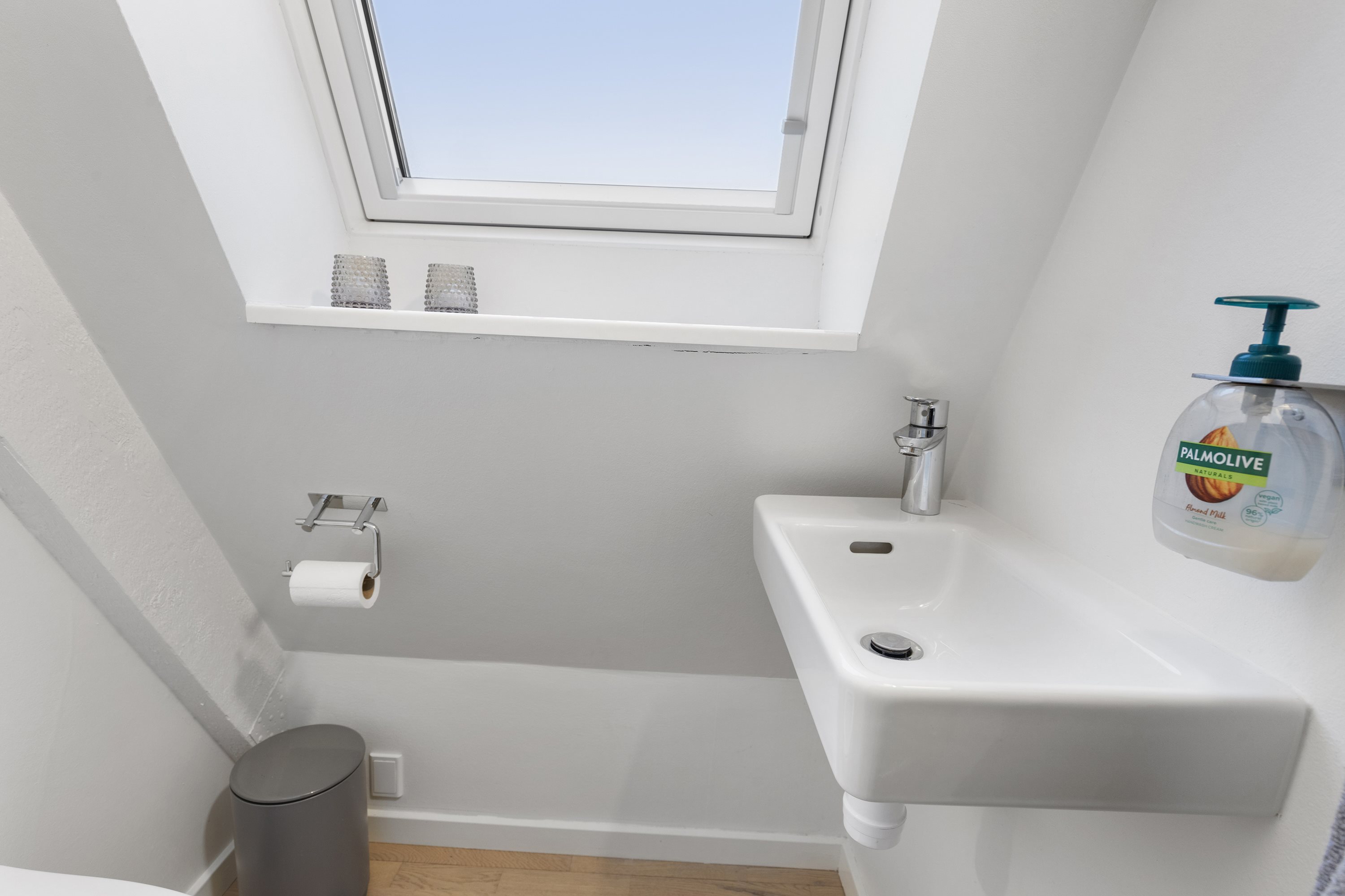 Fremhævet toilet billede i fuldskærmstilstand. Billede af Golfsvinget 246, Gatten, 9640 Farsø