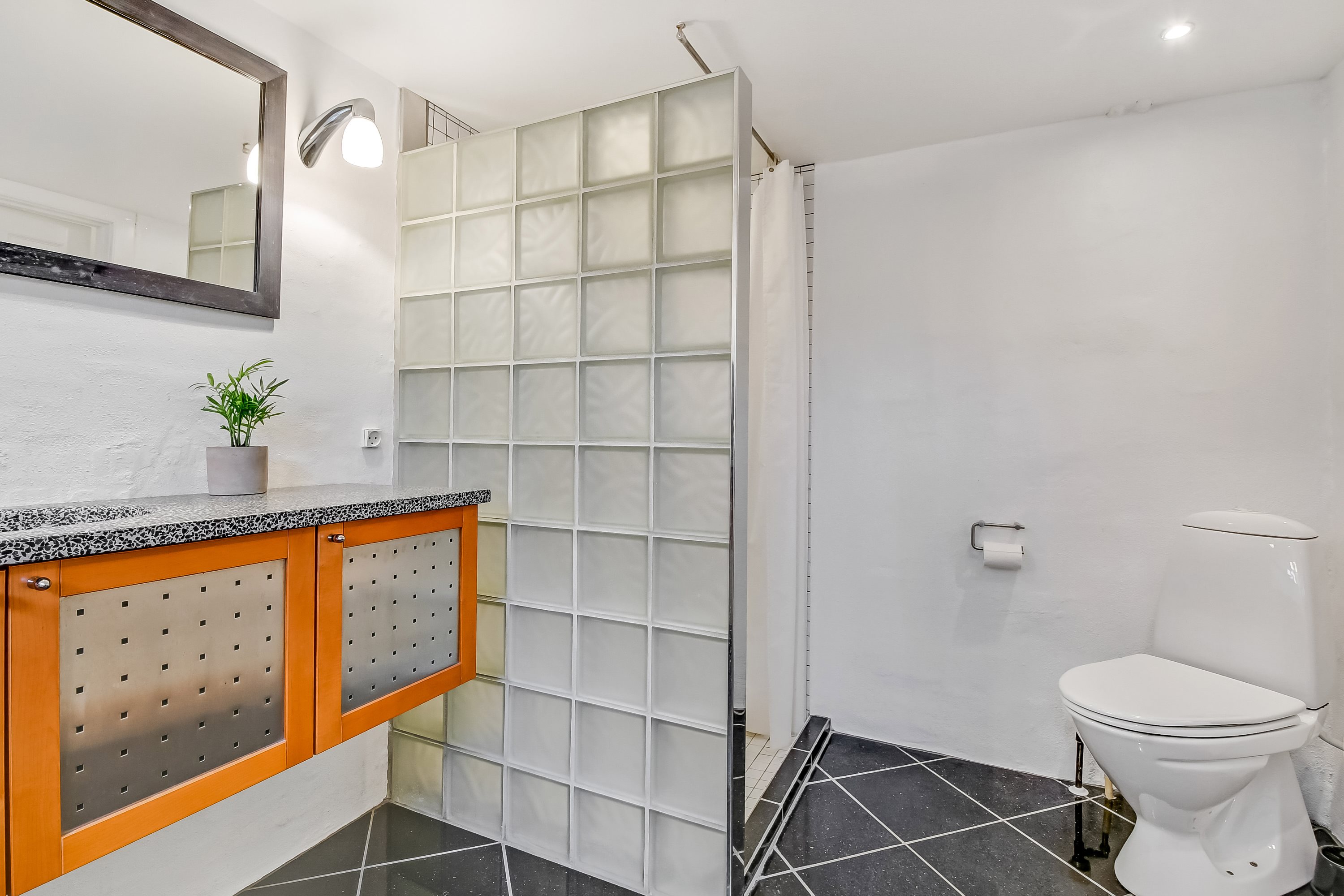 Fremhævet badeværelse billede i fuldskærmstilstand. Billede af Skolebakken 6, 6700 Esbjerg