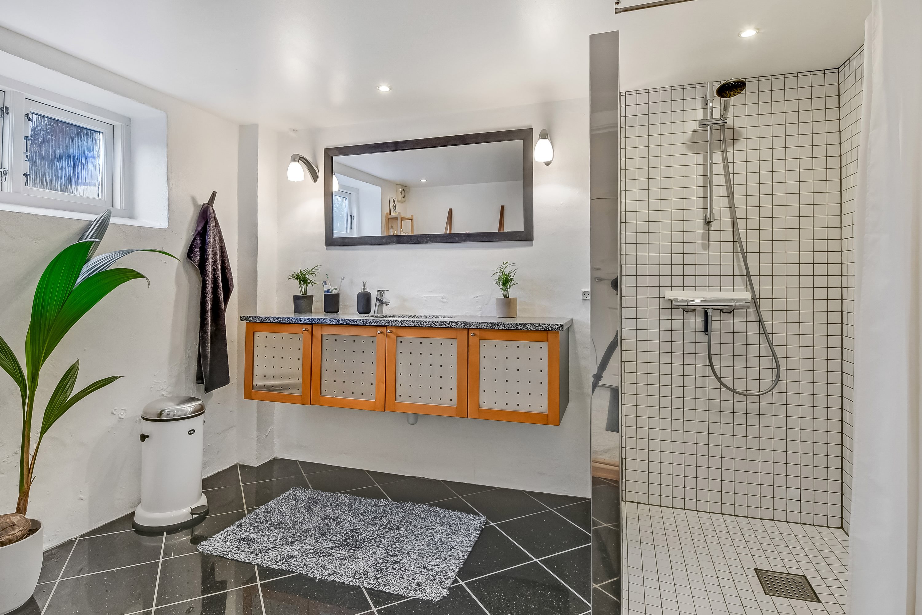 Fremhævet badeværelse billede i fuldskærmstilstand. Billede af Skolebakken 6, 6700 Esbjerg