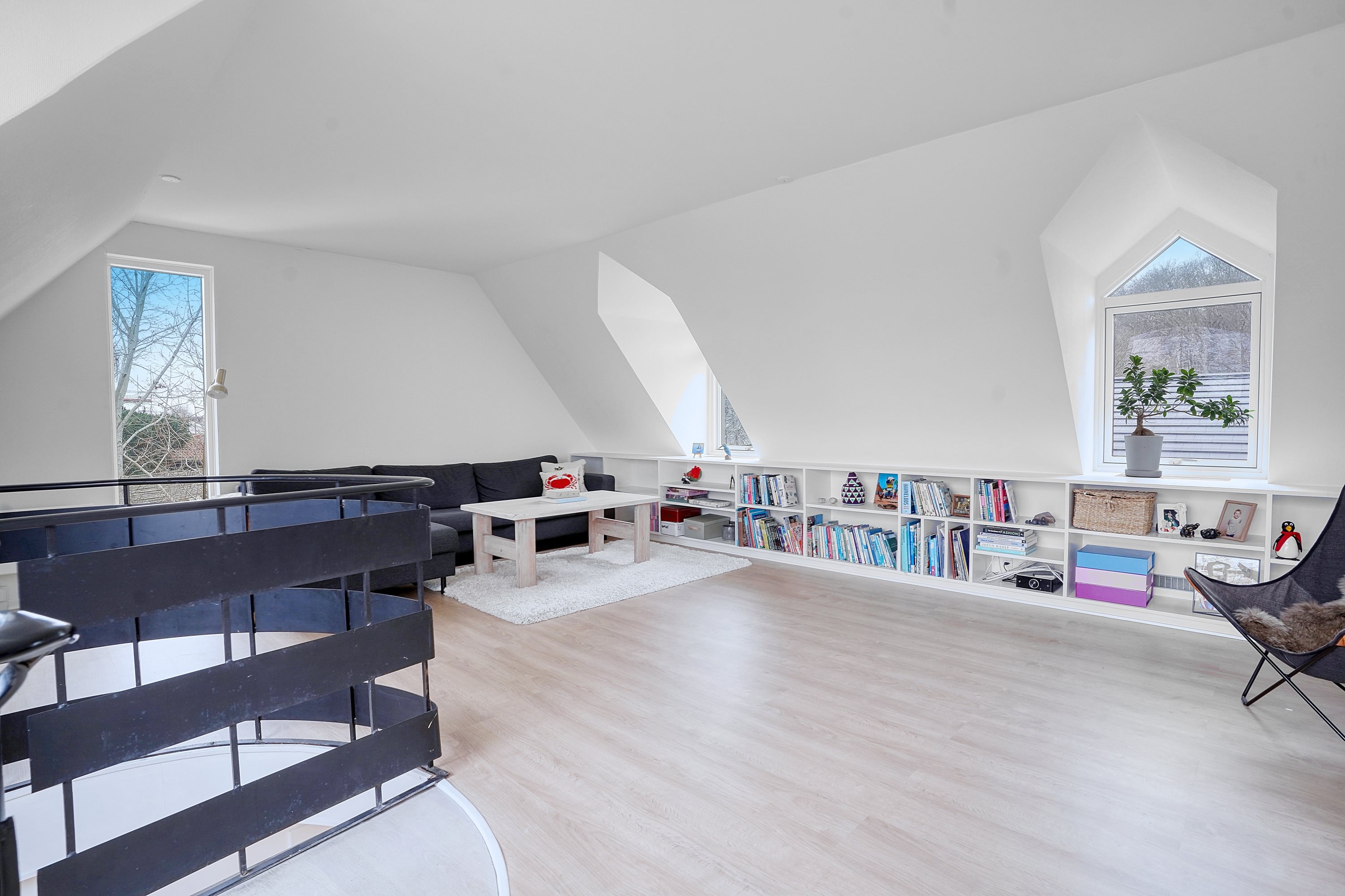 Fremhævet 1. sal billede i fuldskærmstilstand. Billede af Strandmarken 1A, 3050 Humlebæk