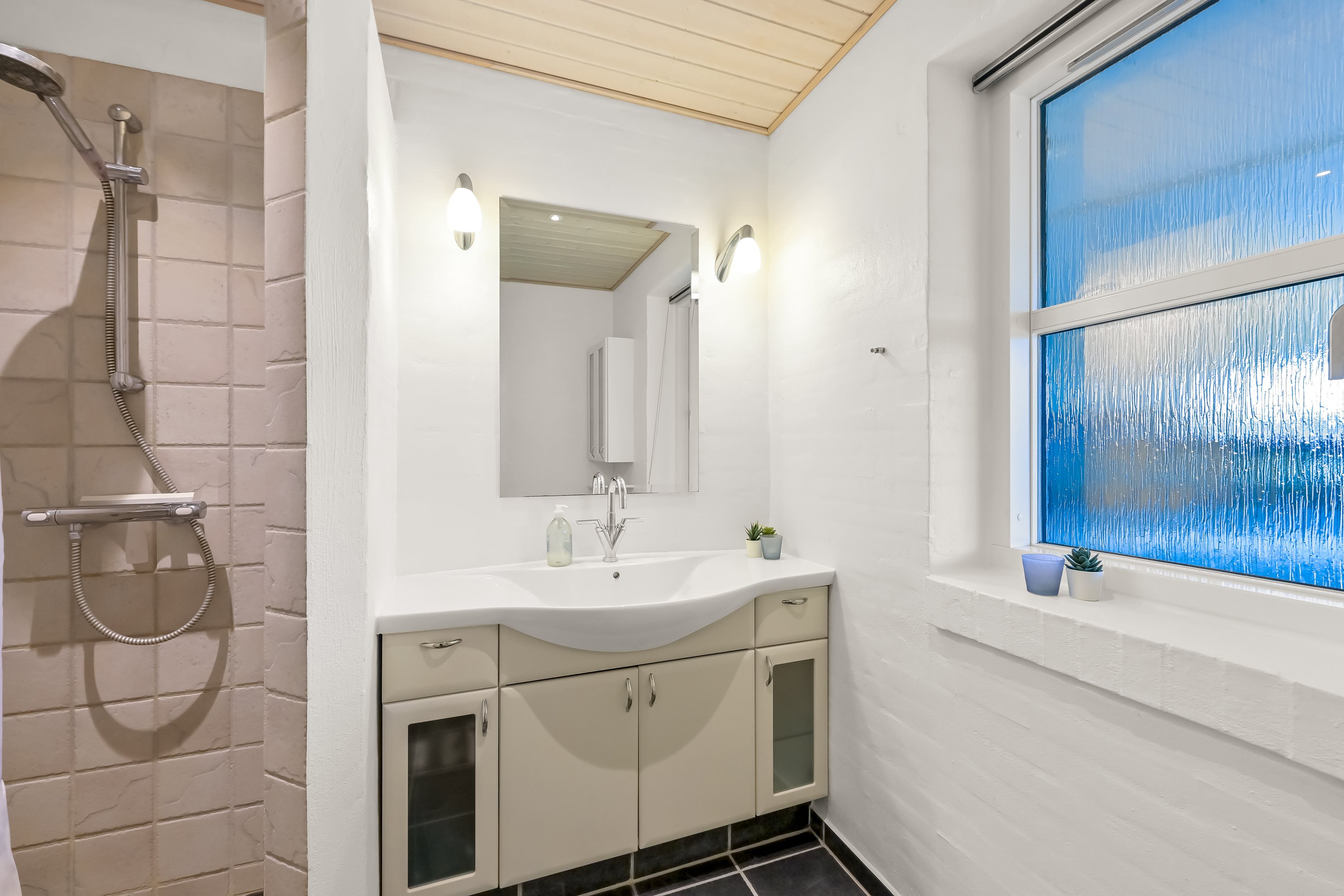 Fremhævet badeværelse billede i fuldskærmstilstand. Billede af Søvænget 65, 7451 Sunds