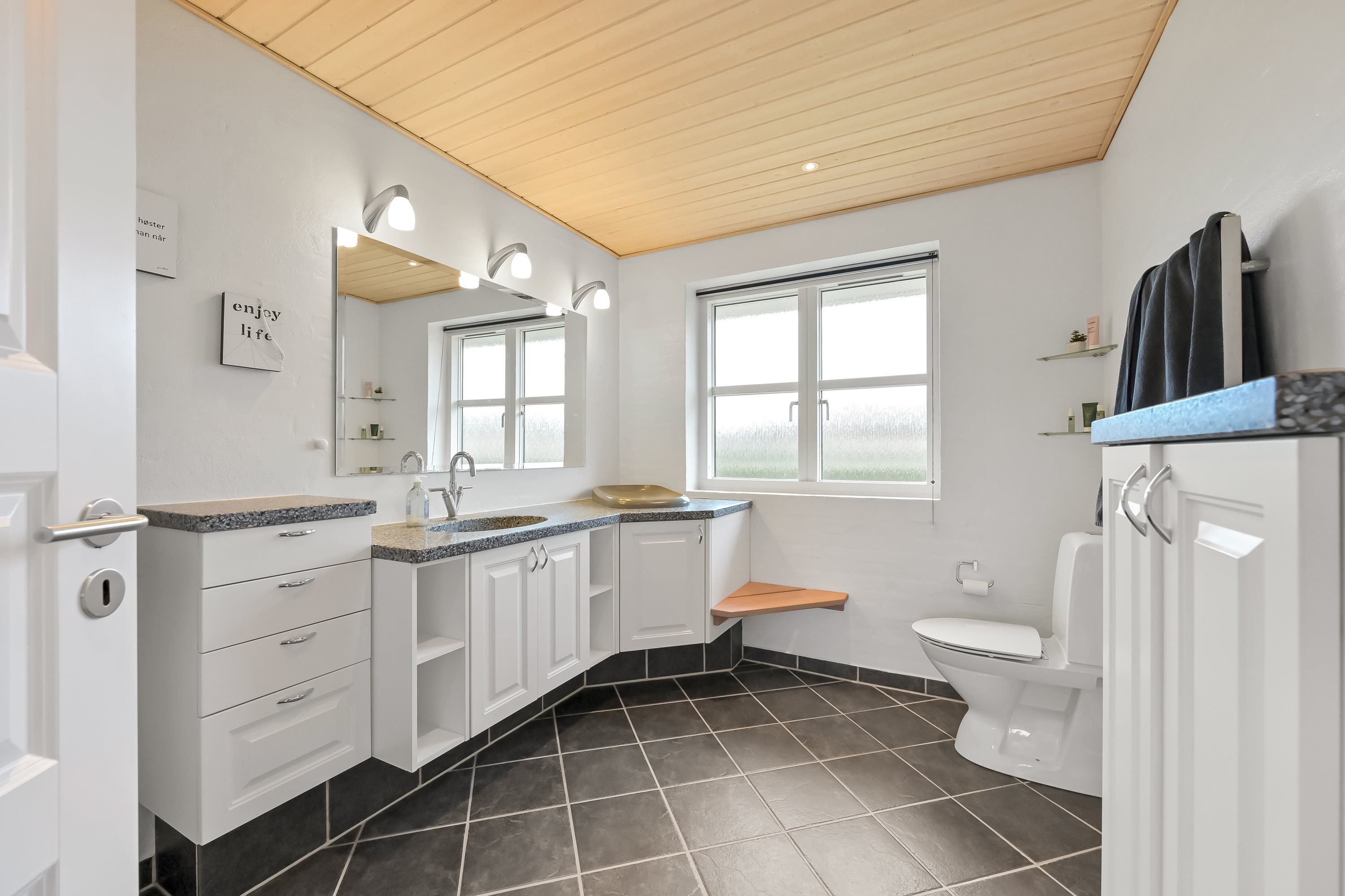 Fremhævet badeværelse billede i fuldskærmstilstand. Billede af Søvænget 65, 7451 Sunds