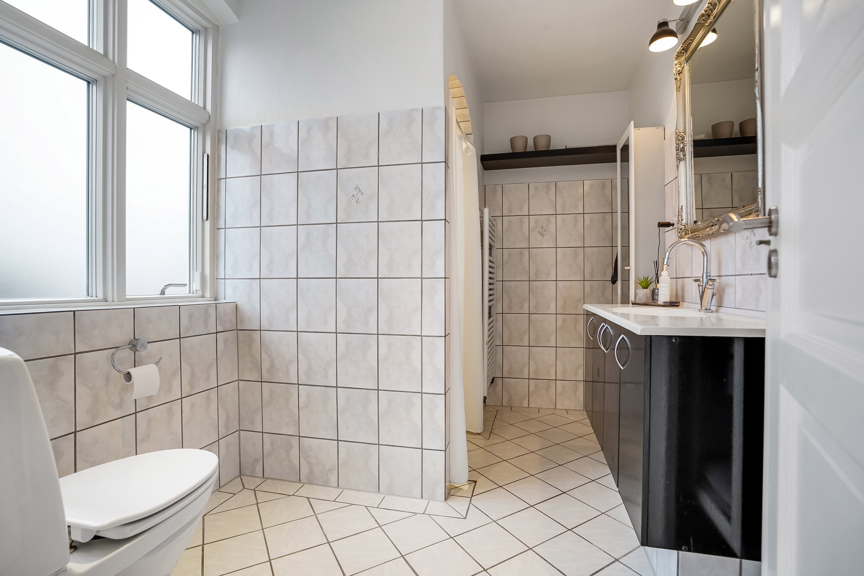 Fremhævet badeværelse billede i fuldskærmstilstand. Billede af Kirkevej 27, Tommerup St, 5690 Tommerup