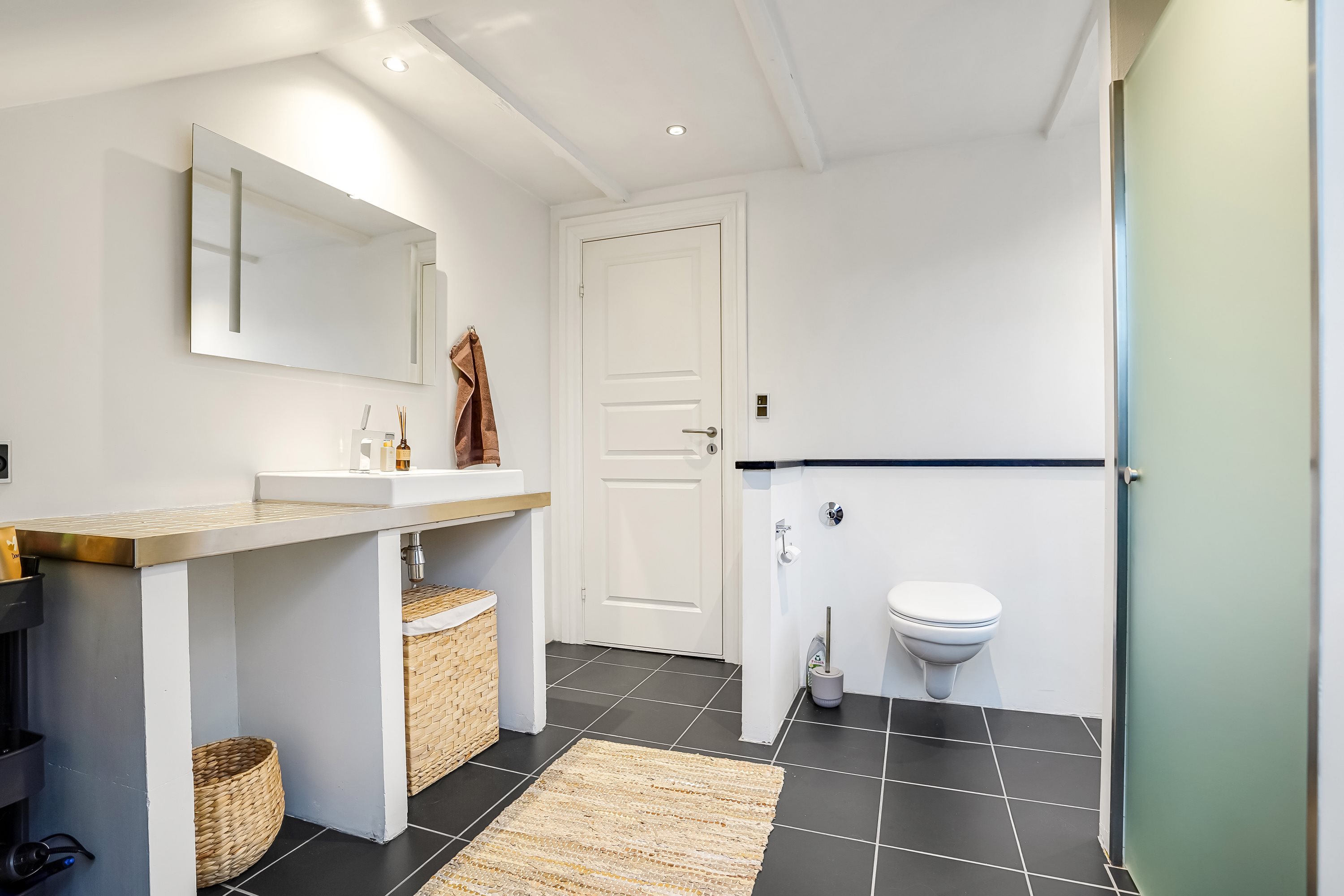 Fremhævet toilet billede i fuldskærmstilstand. Billede af Kirkevej 27, Tommerup St, 5690 Tommerup