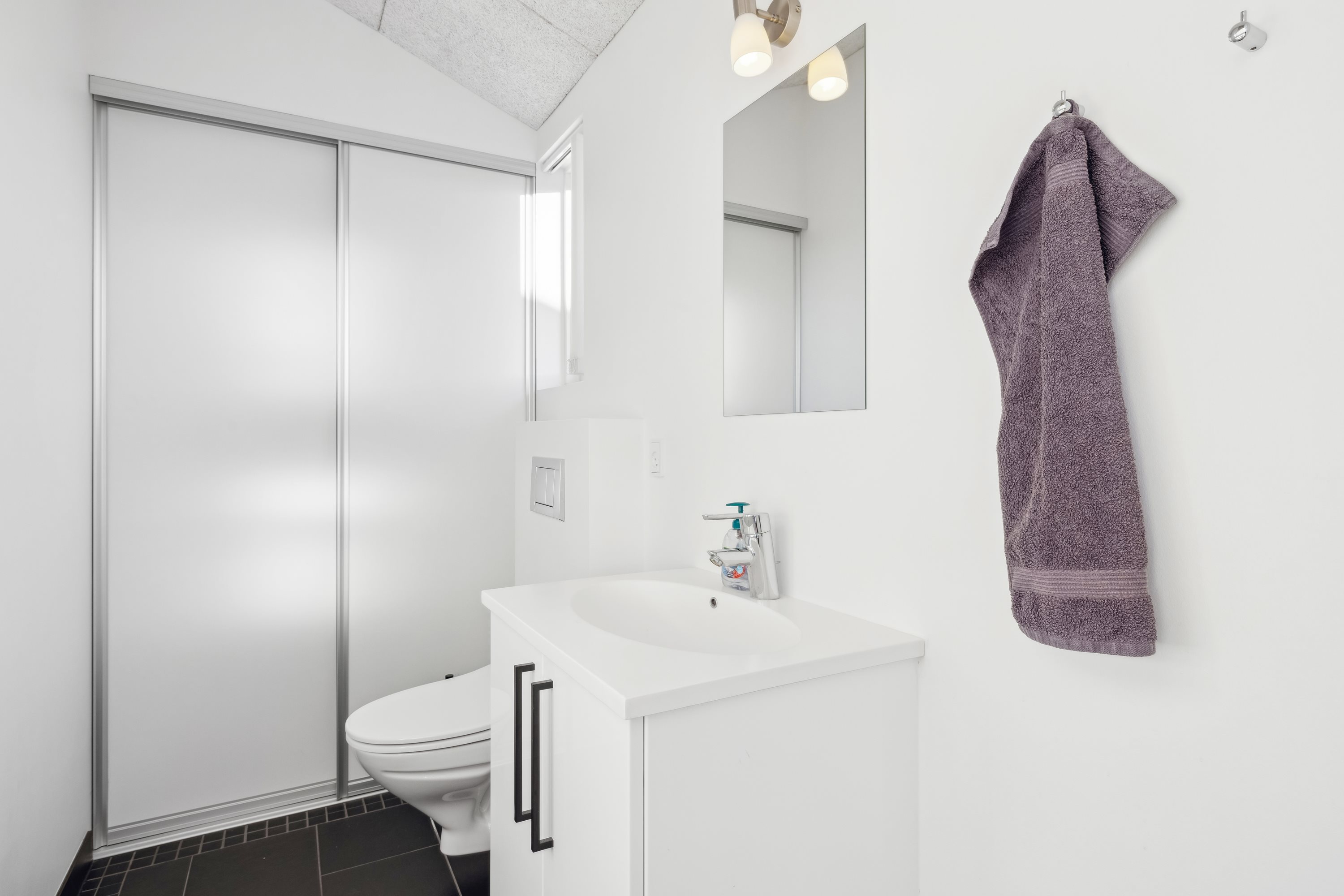 Fremhævet badeværelse billede i fuldskærmstilstand. Billede af Lindeparken 14, 8410 Rønde