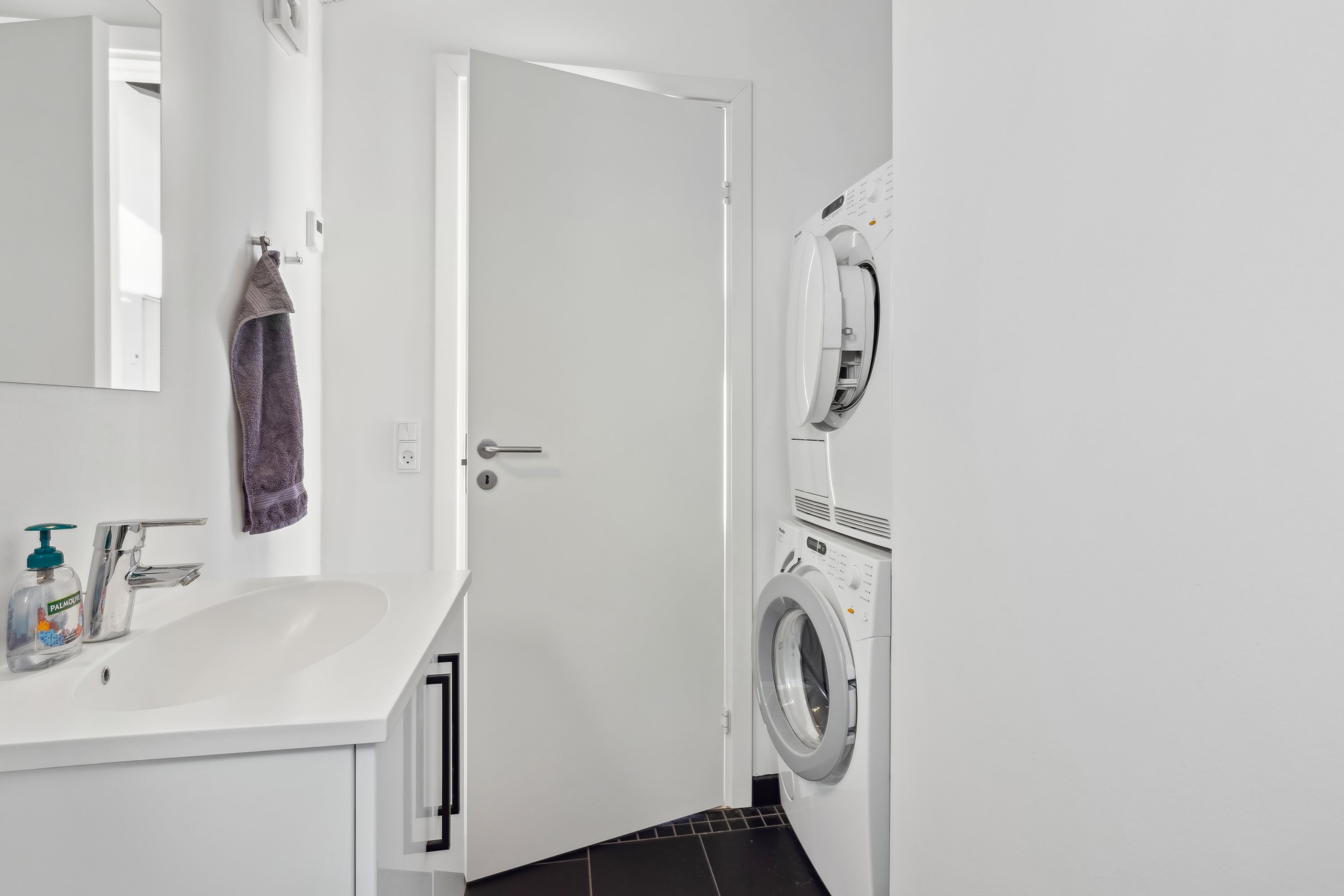 Fremhævet badeværelse billede i fuldskærmstilstand. Billede af Lindeparken 14, 8410 Rønde