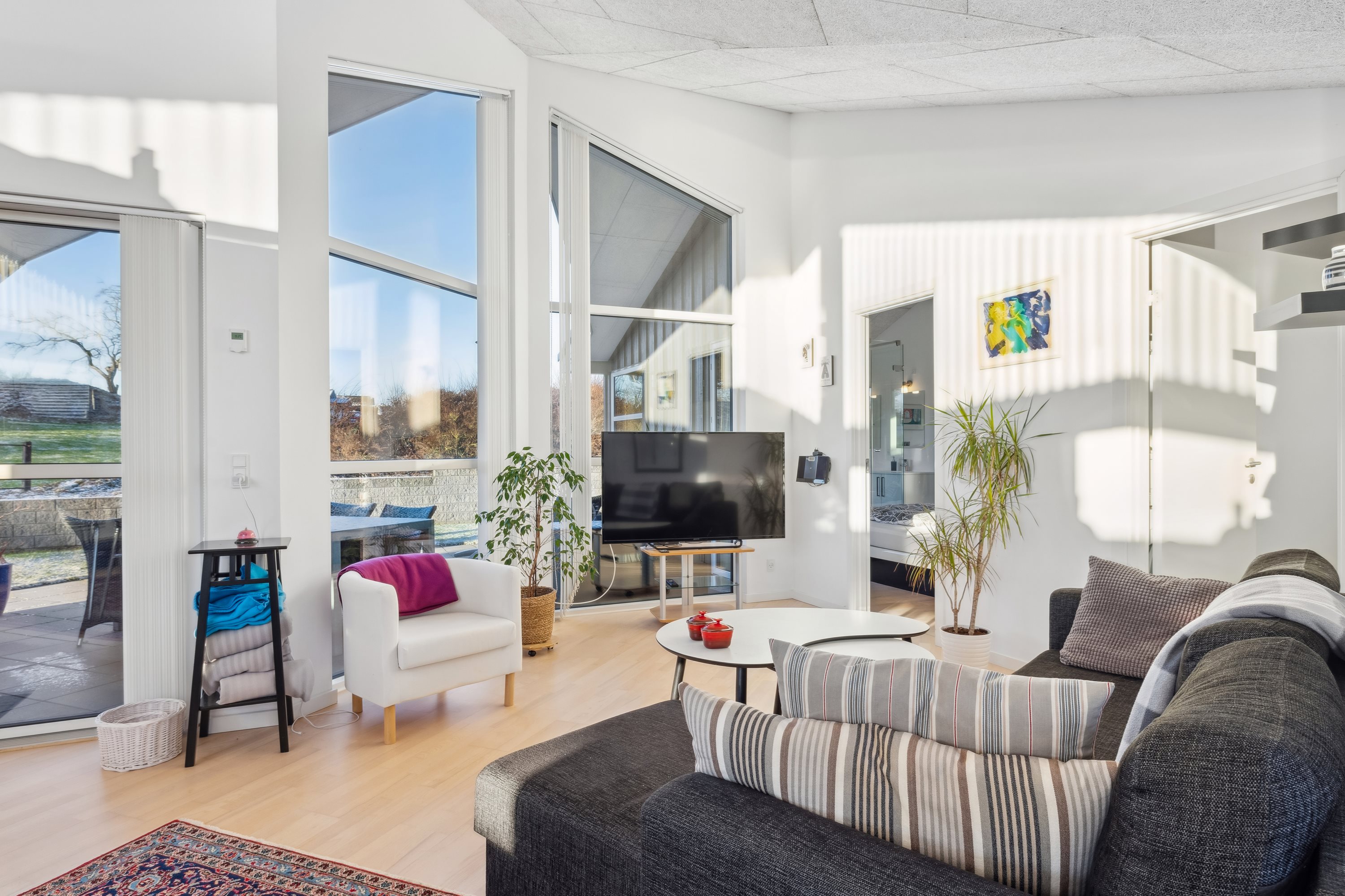 Fremhævet stue billede i fuldskærmstilstand. Billede af Lindeparken 14, 8410 Rønde