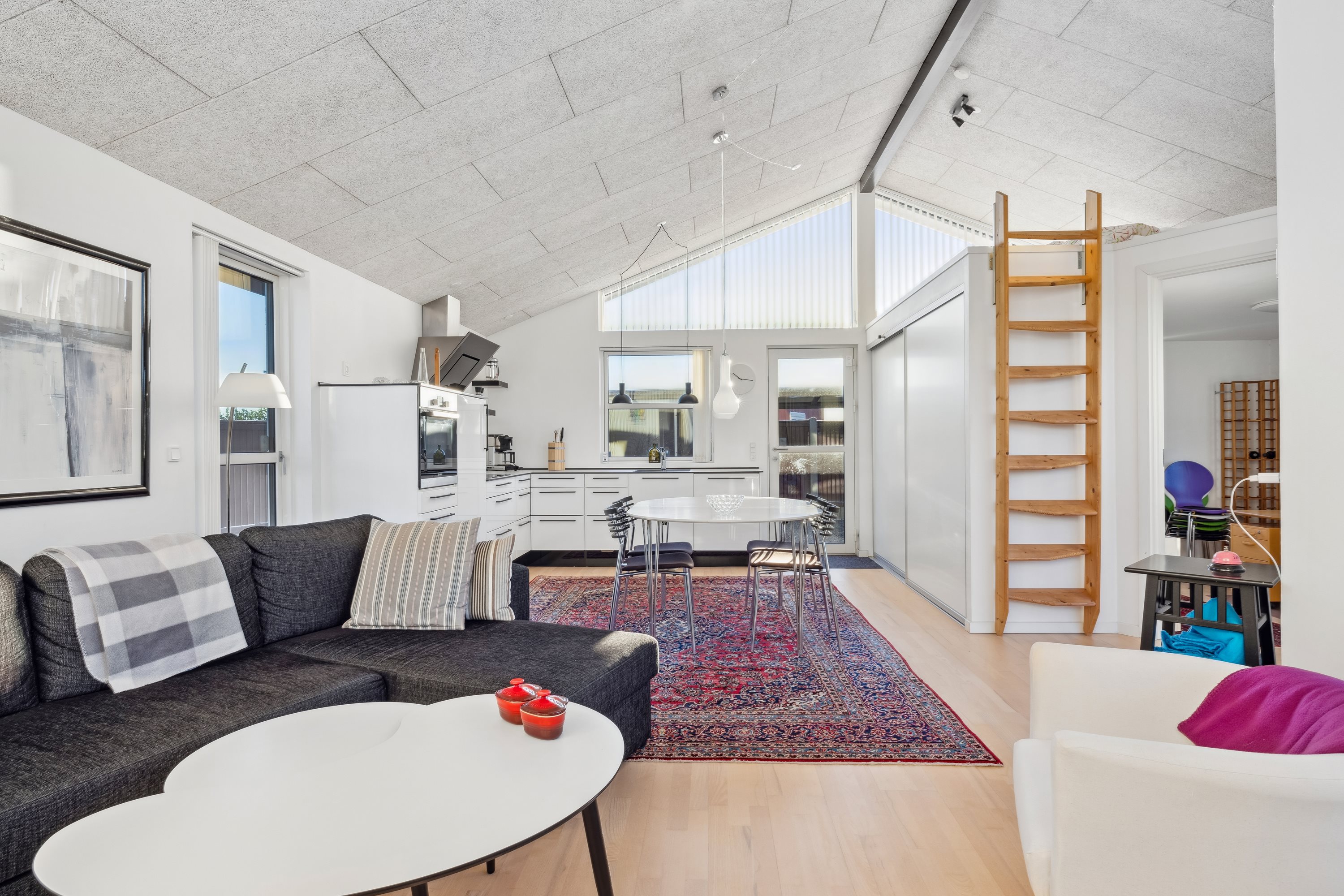 Fremhævet stue billede i fuldskærmstilstand. Billede af Lindeparken 14, 8410 Rønde