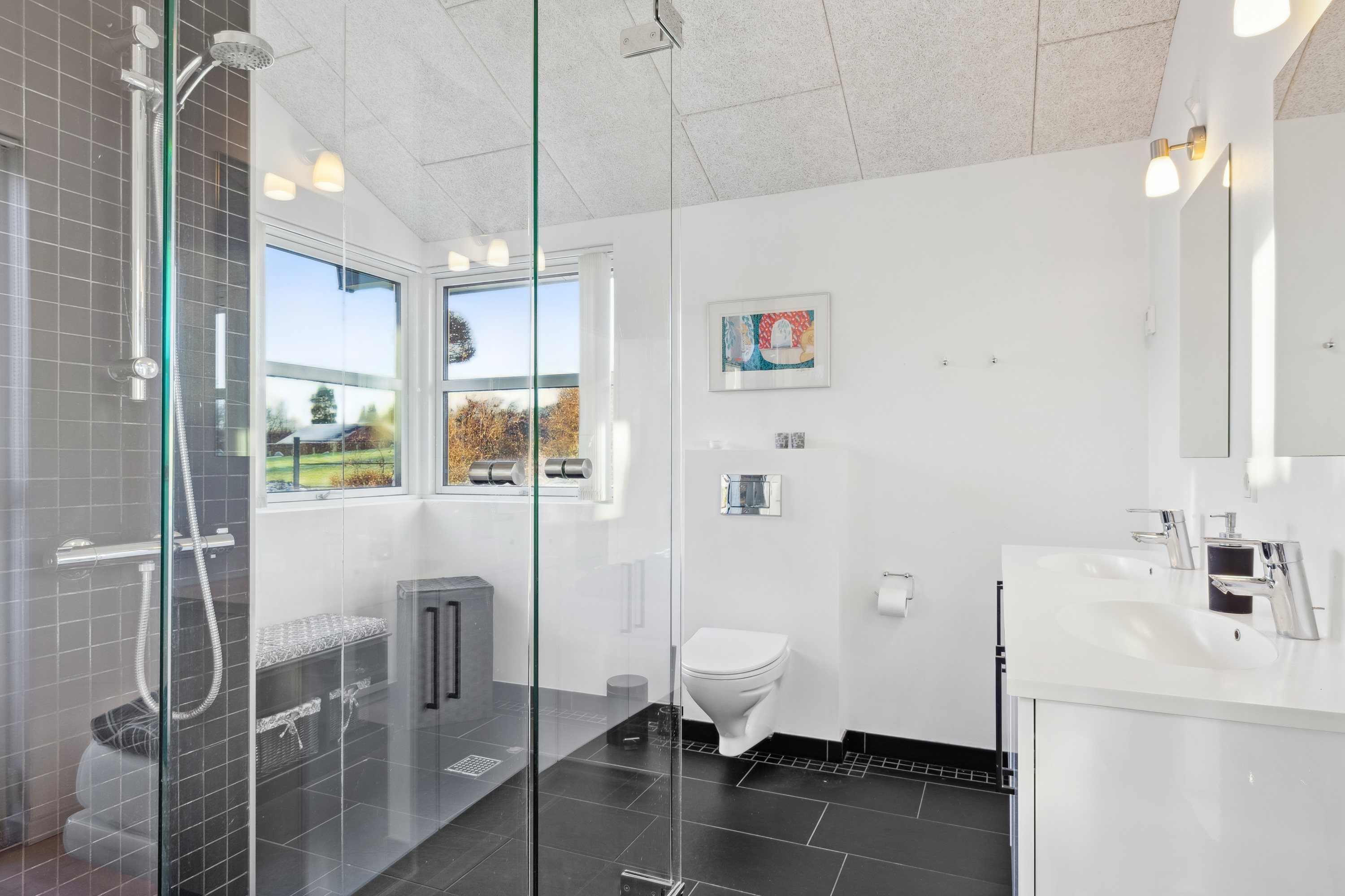 Fremhævet badeværelse billede i fuldskærmstilstand. Billede af Lindeparken 14, 8410 Rønde