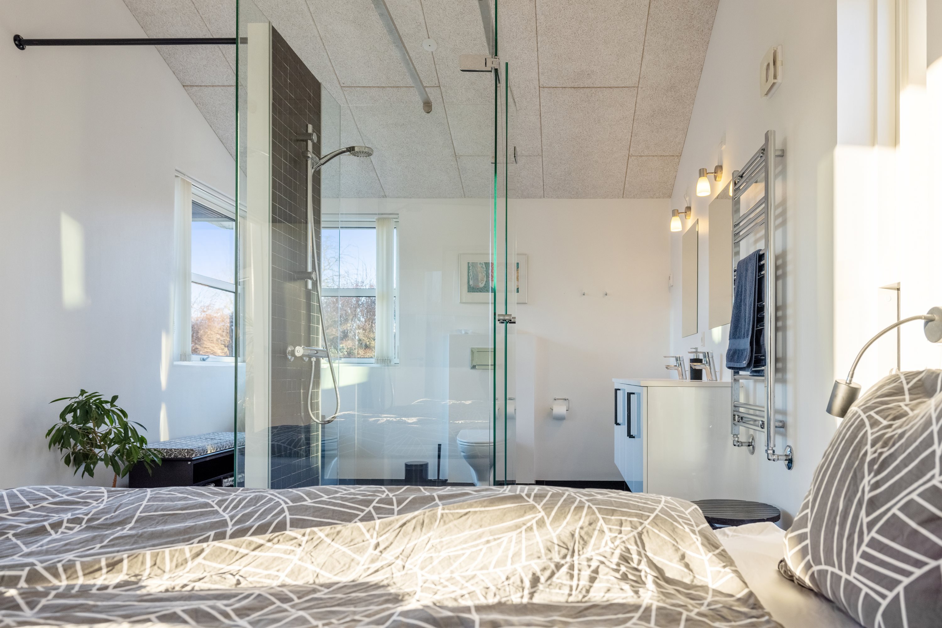 Fremhævet værelse billede i fuldskærmstilstand. Billede af Lindeparken 14, 8410 Rønde