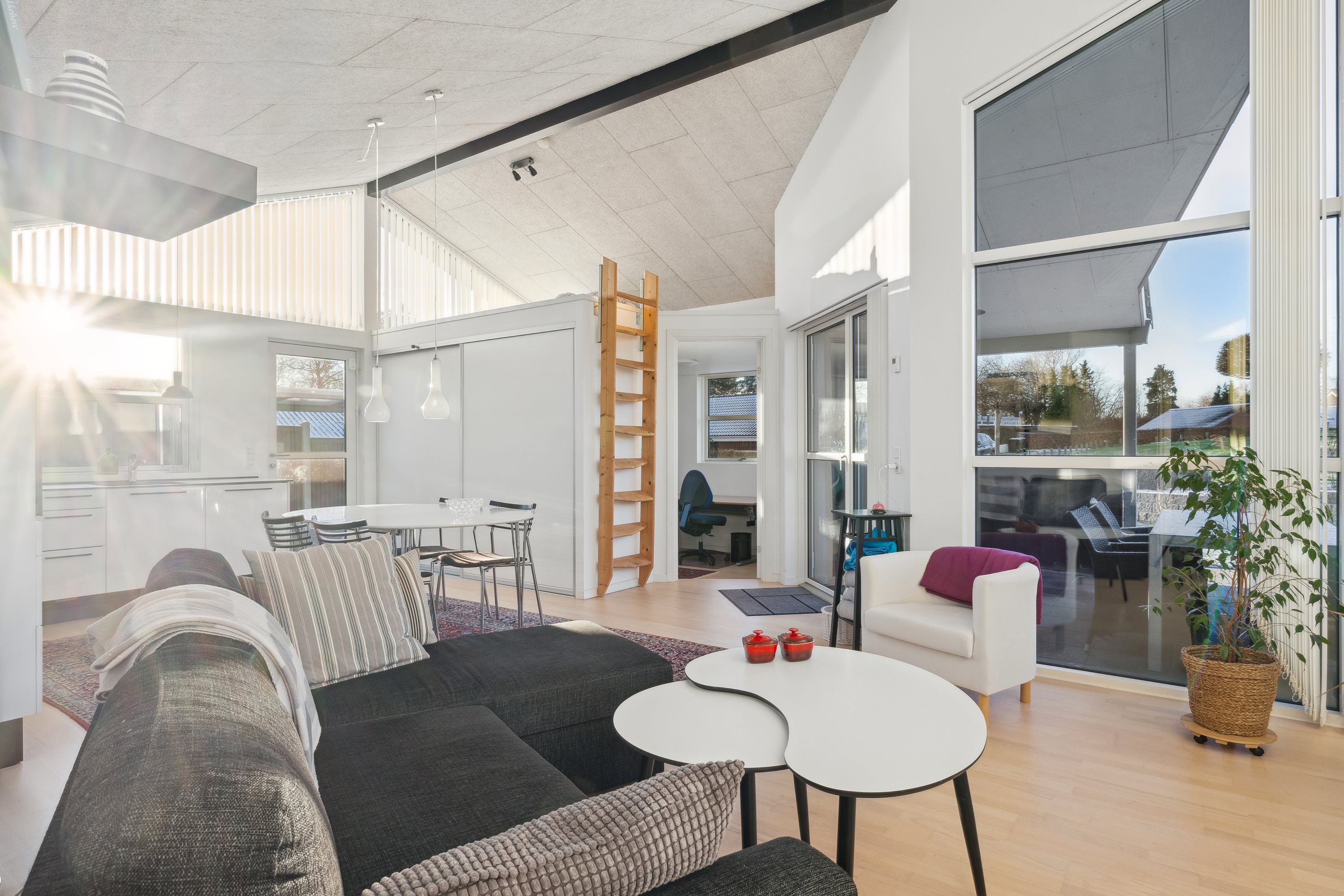 Fremhævet stue billede i fuldskærmstilstand. Billede af Lindeparken 14, 8410 Rønde