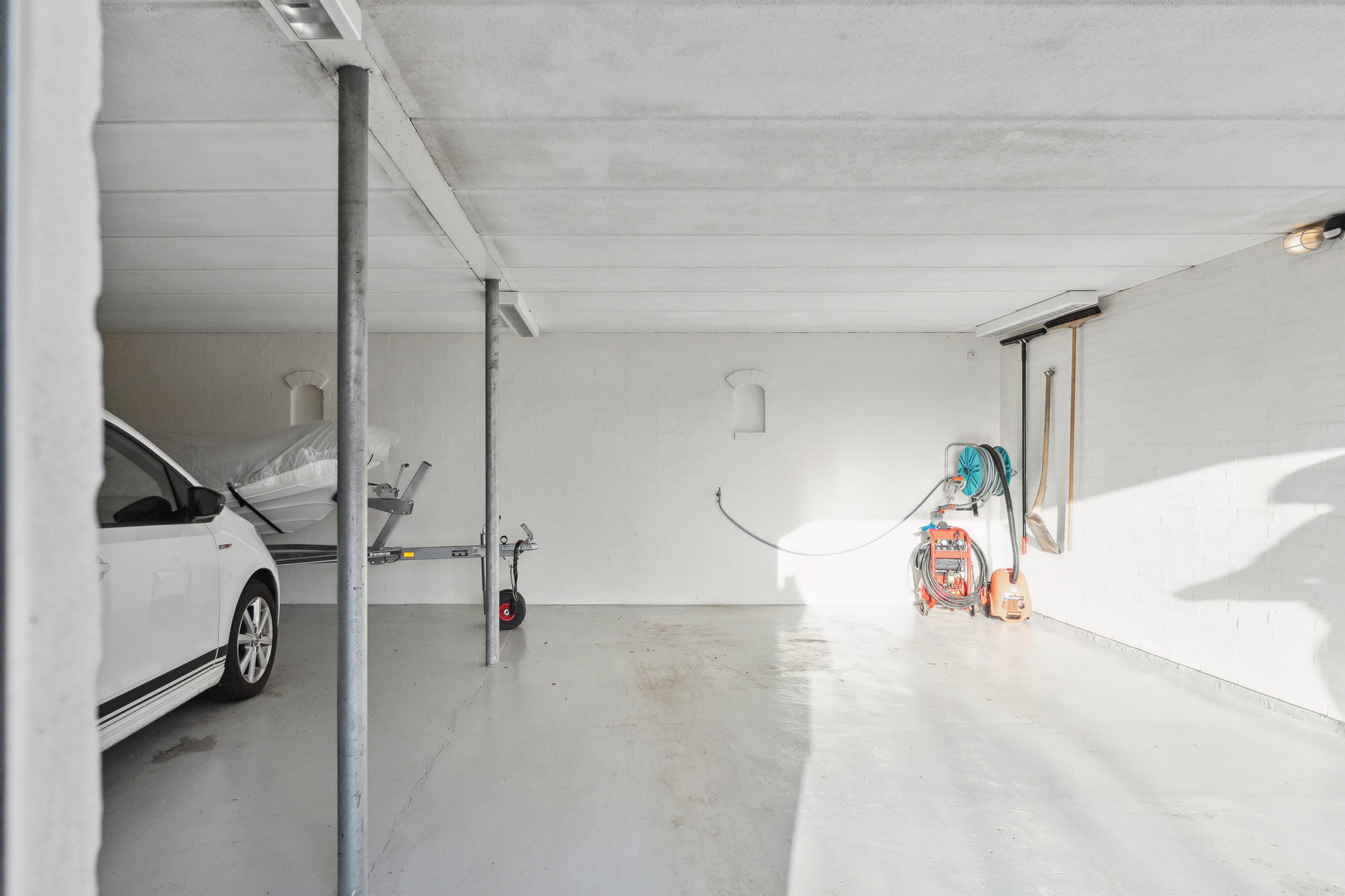 Fremhævet garage billede i fuldskærmstilstand. Billede af Sætting Strandvej 32, 5700 Svendborg