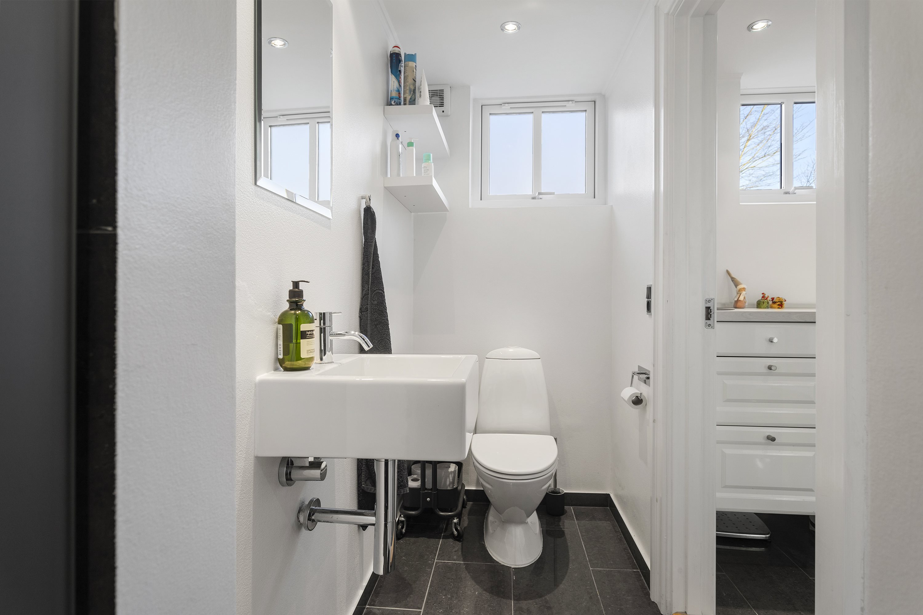 Fremhævet badeværelse billede i fuldskærmstilstand. Billede af Kløvermarksvej 11, 9800 Hjørring