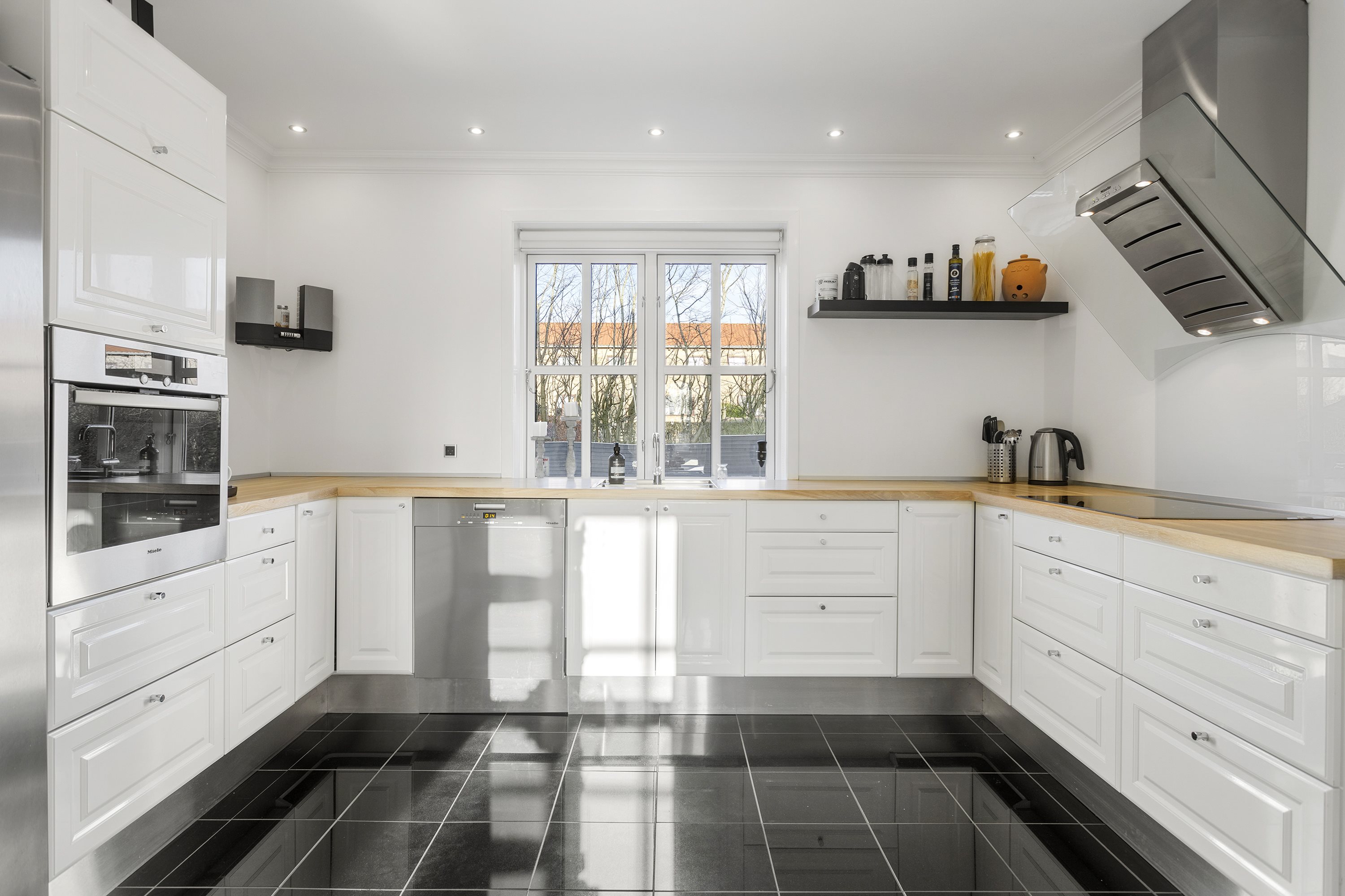 Fremhævet køkken billede i fuldskærmstilstand. Billede af Kløvermarksvej 11, 9800 Hjørring