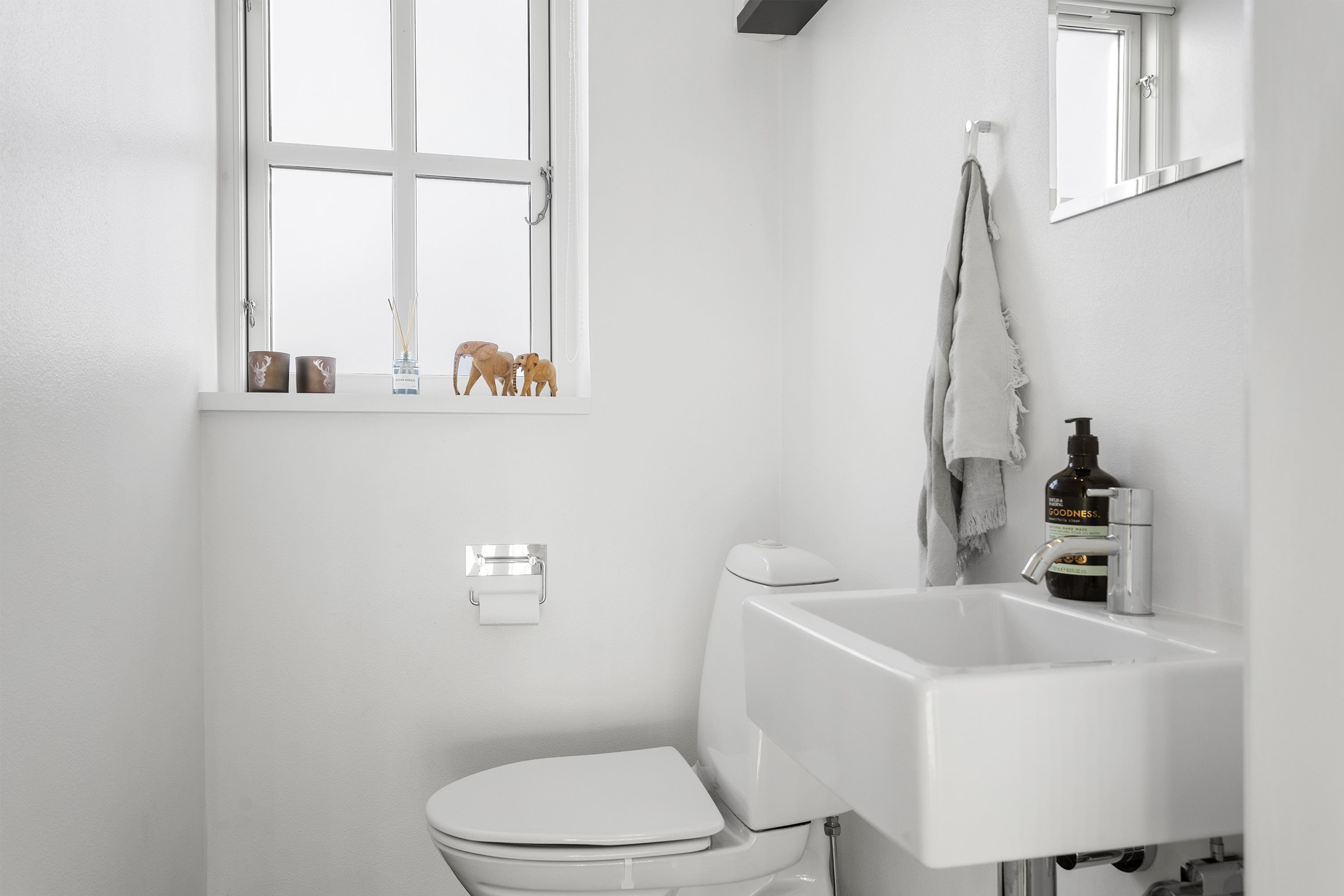 Fremhævet toilet billede i fuldskærmstilstand. Billede af Kløvermarksvej 11, 9800 Hjørring