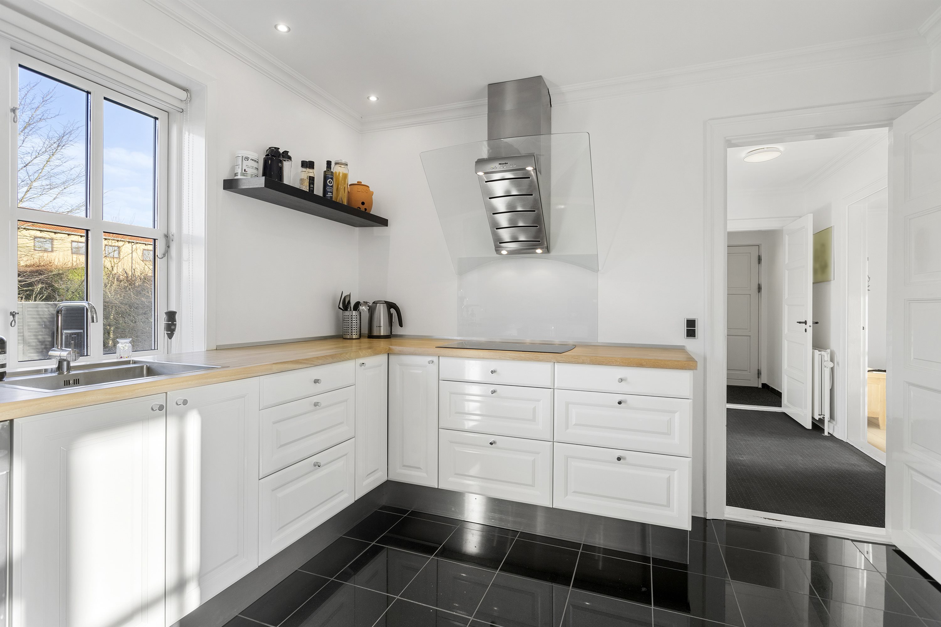 Fremhævet køkken billede i fuldskærmstilstand. Billede af Kløvermarksvej 11, 9800 Hjørring