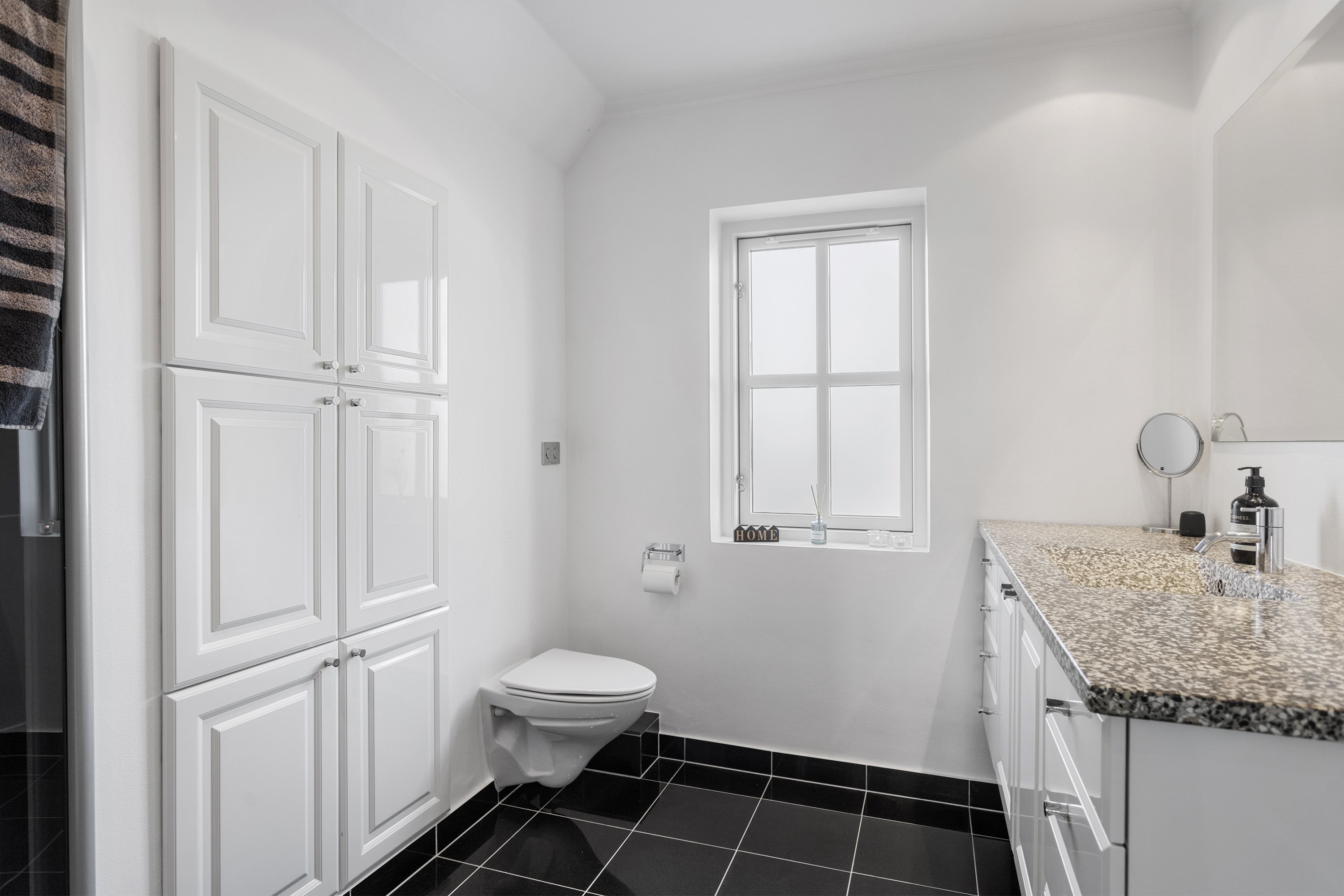 Fremhævet badeværelse billede i fuldskærmstilstand. Billede af Kløvermarksvej 11, 9800 Hjørring