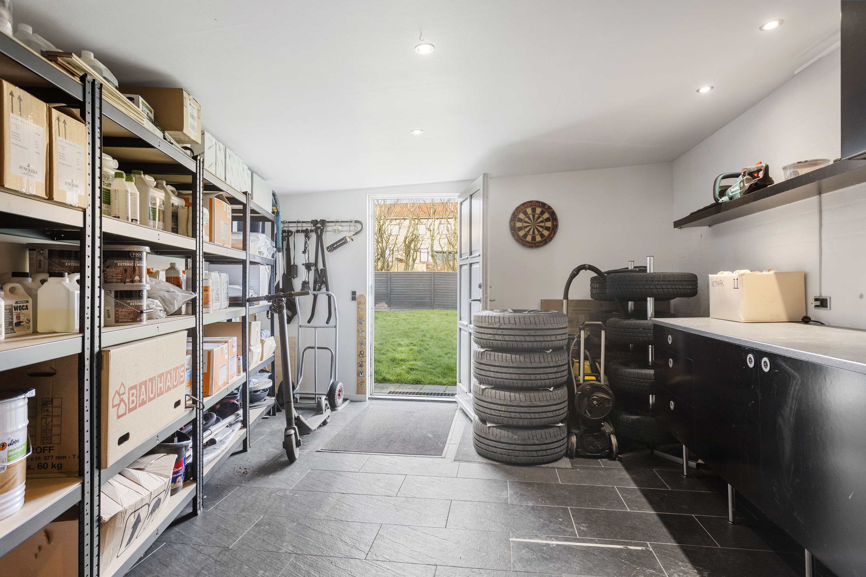 Fremhævet garage billede i fuldskærmstilstand. Billede af Kløvermarksvej 11, 9800 Hjørring