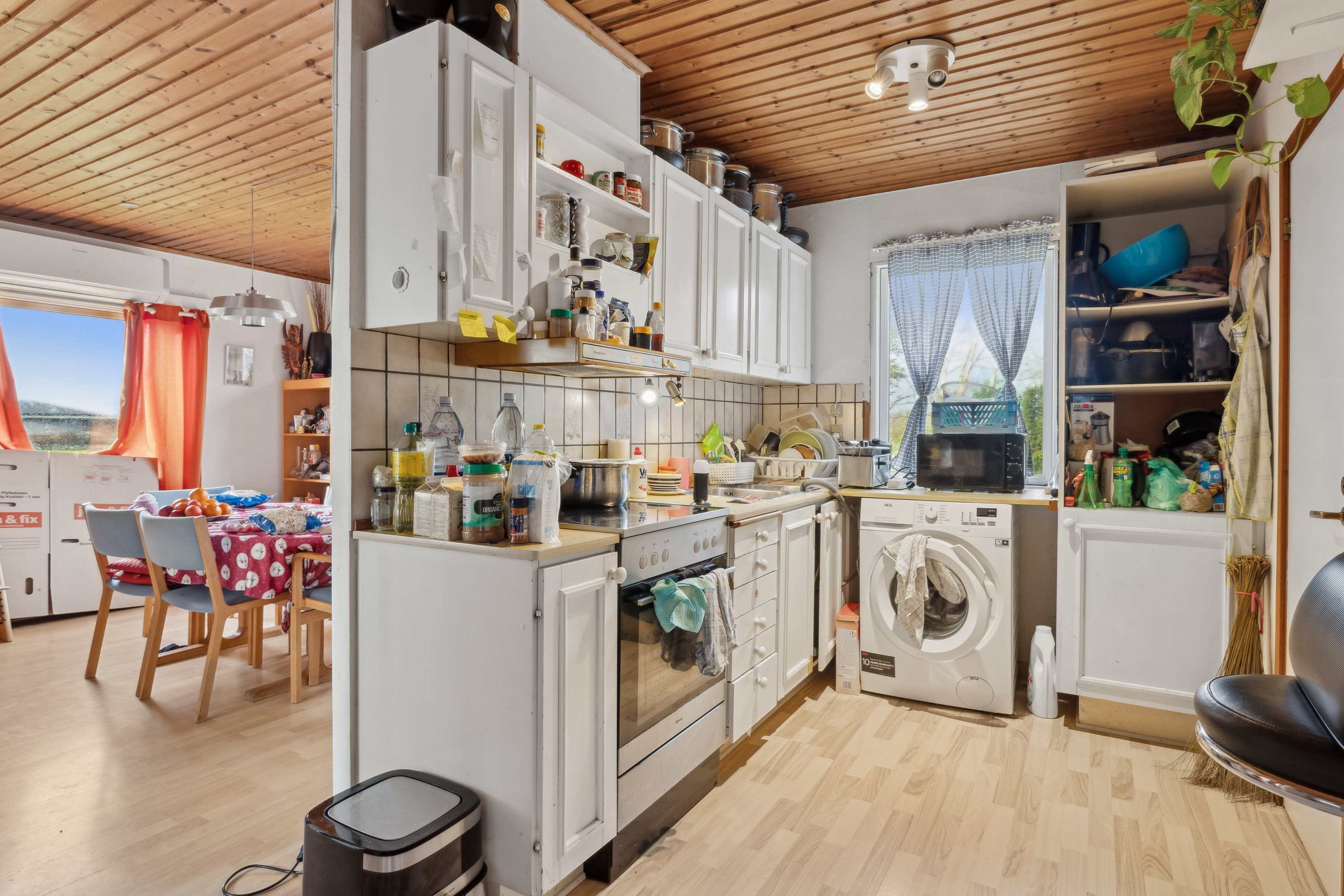 Miniaturebillede 2: køkken. Billede af Strandvejen 6C, Følle Strand, 8410 Rønde