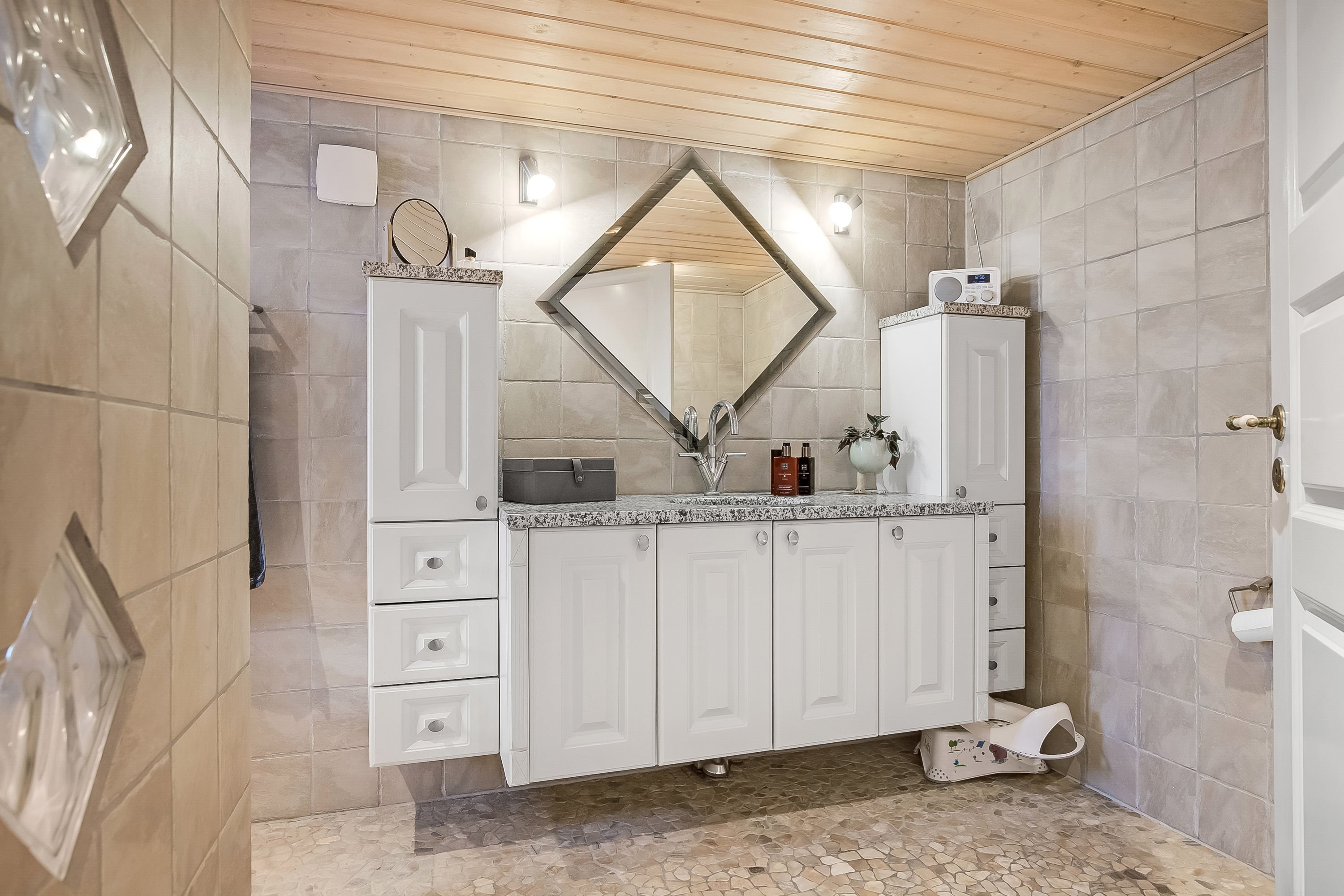 Fremhævet badeværelse billede i fuldskærmstilstand. Billede af Stenholt 1, 6092 Sønder Stenderup