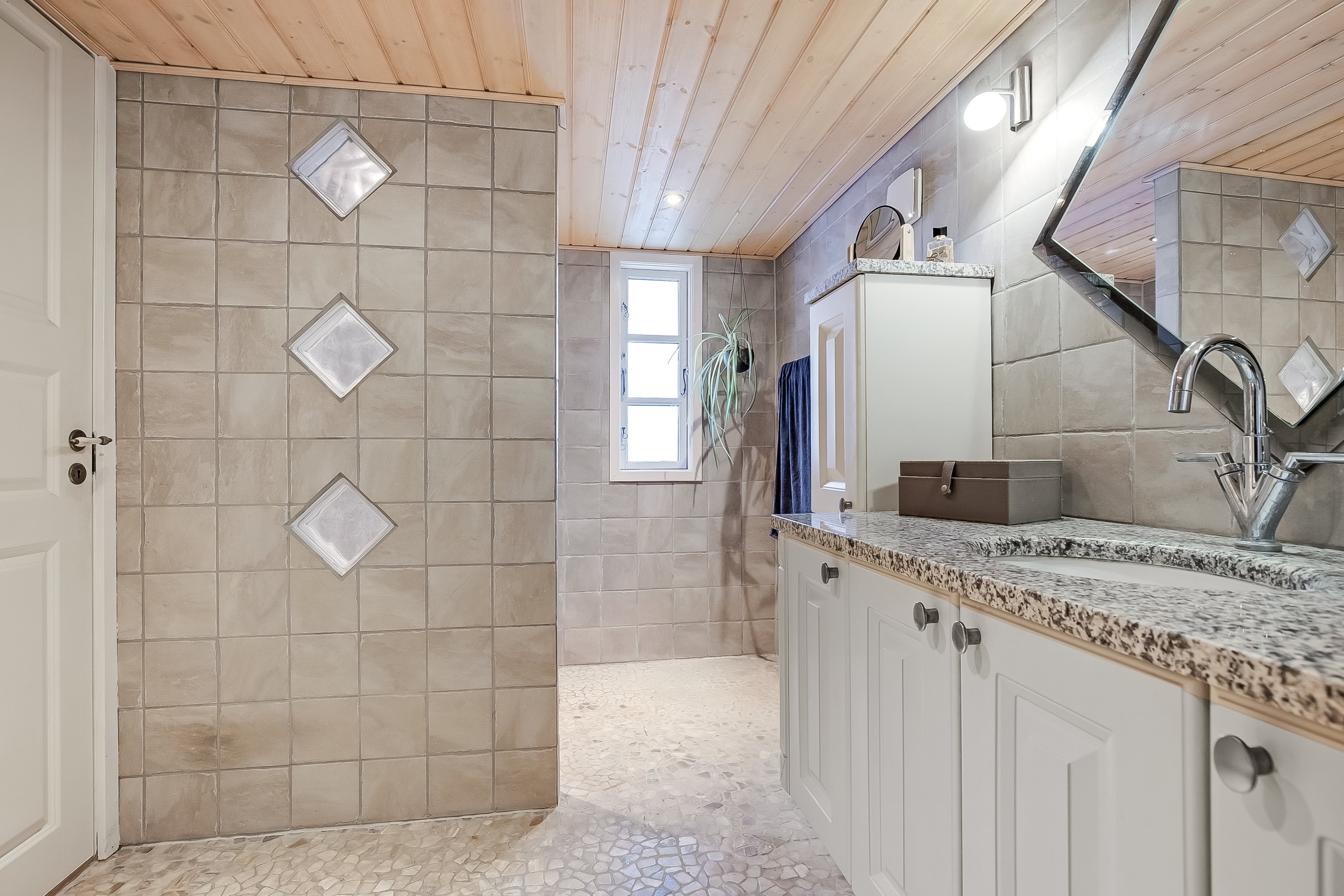 Fremhævet badeværelse billede i fuldskærmstilstand. Billede af Stenholt 1, 6092 Sønder Stenderup