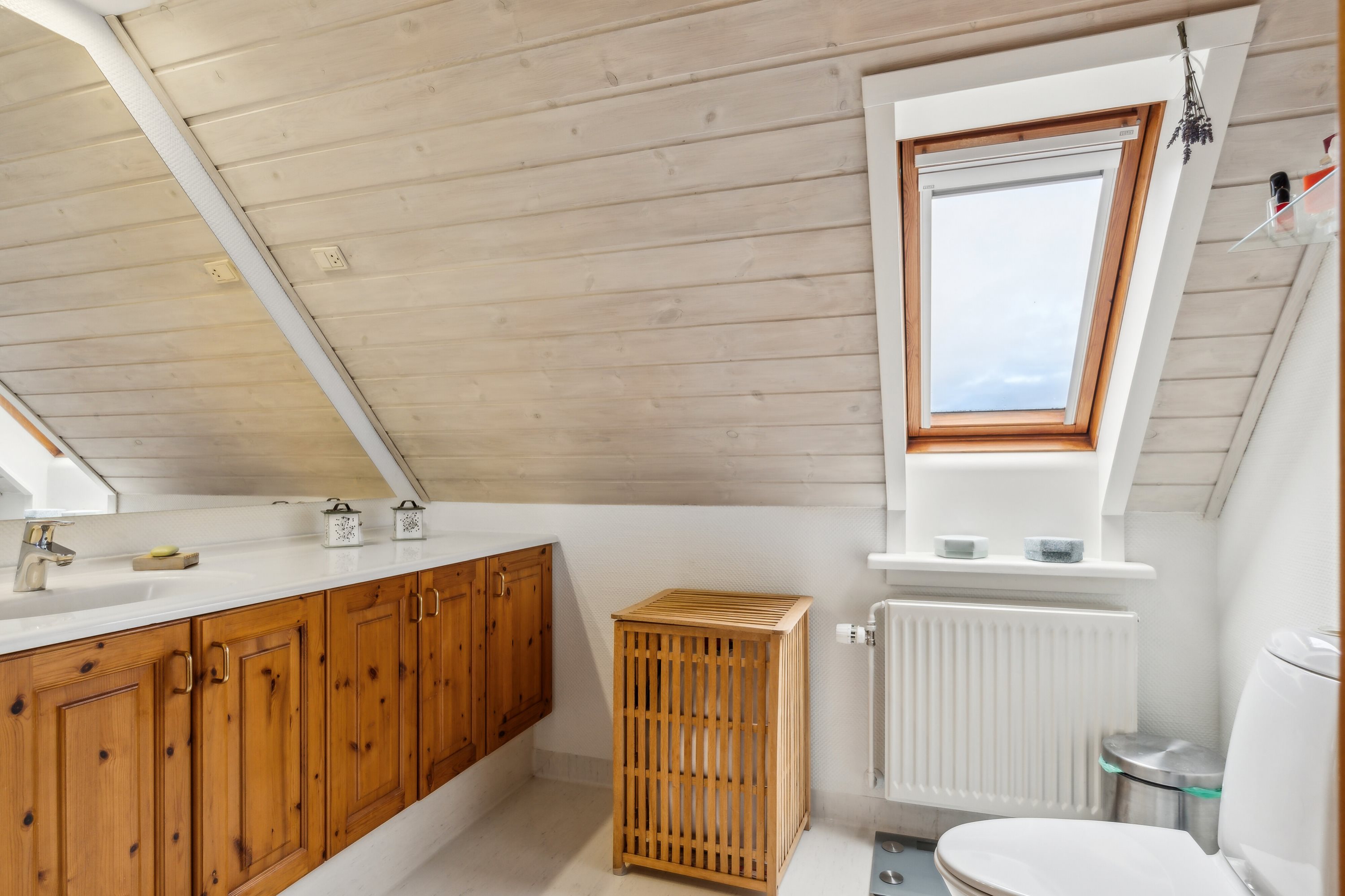 Fremhævet badeværelse billede i fuldskærmstilstand. Billede af Vænget 11, Lørslev, 9800 Hjørring