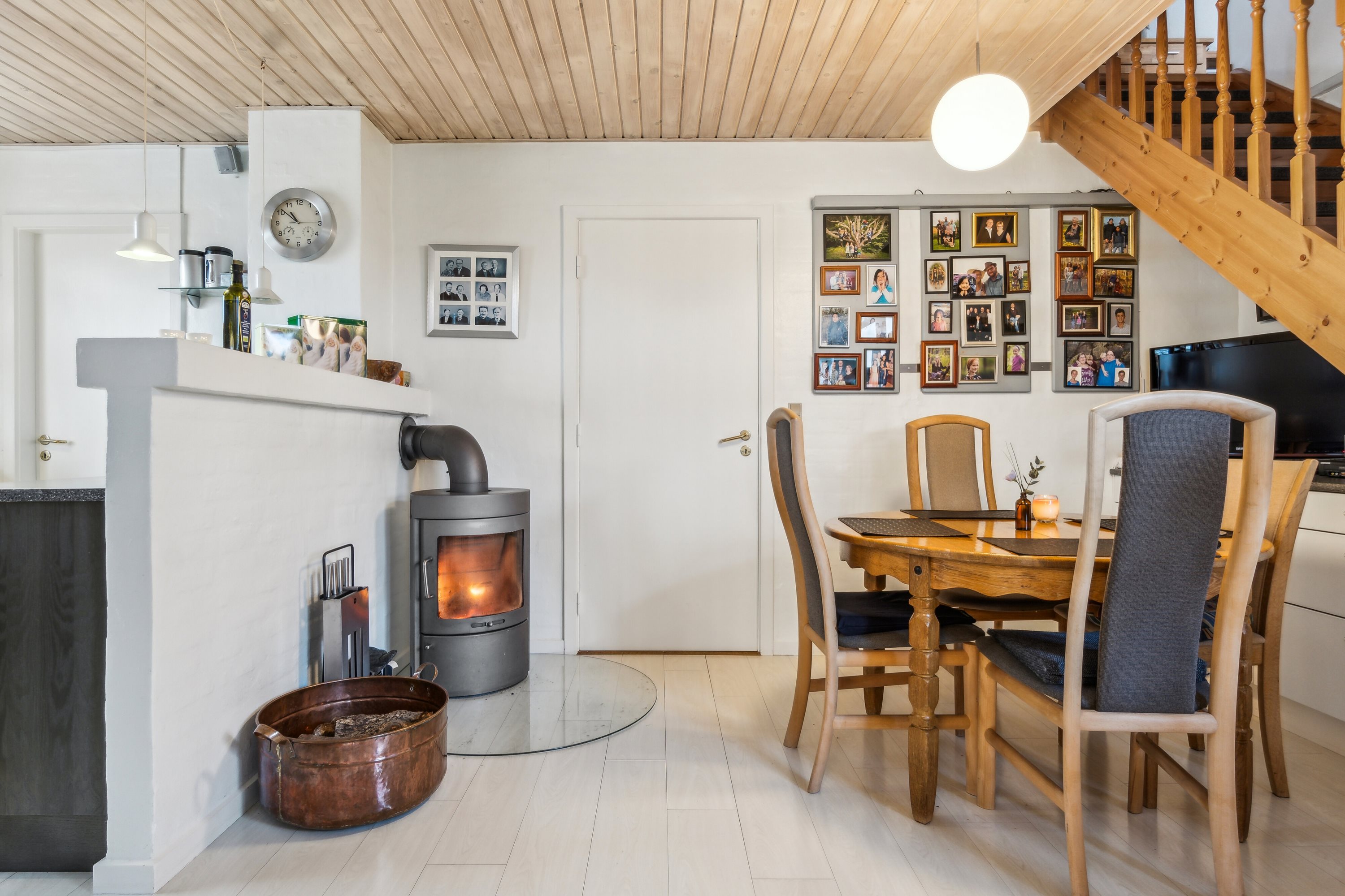 Fremhævet køkken/alrum billede i fuldskærmstilstand. Billede af Vænget 11, Lørslev, 9800 Hjørring