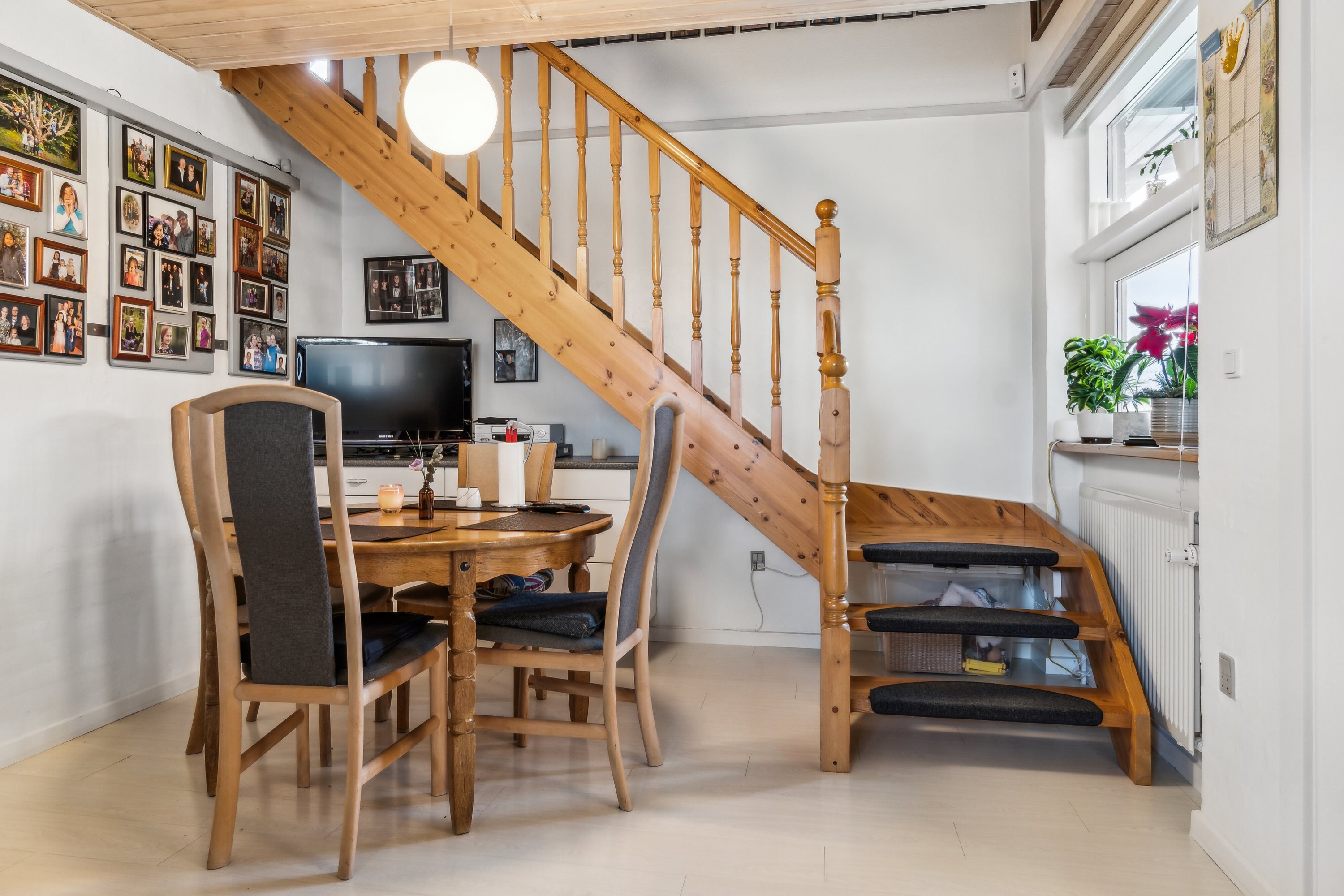 Fremhævet trappeopgang billede i fuldskærmstilstand. Billede af Vænget 11, Lørslev, 9800 Hjørring