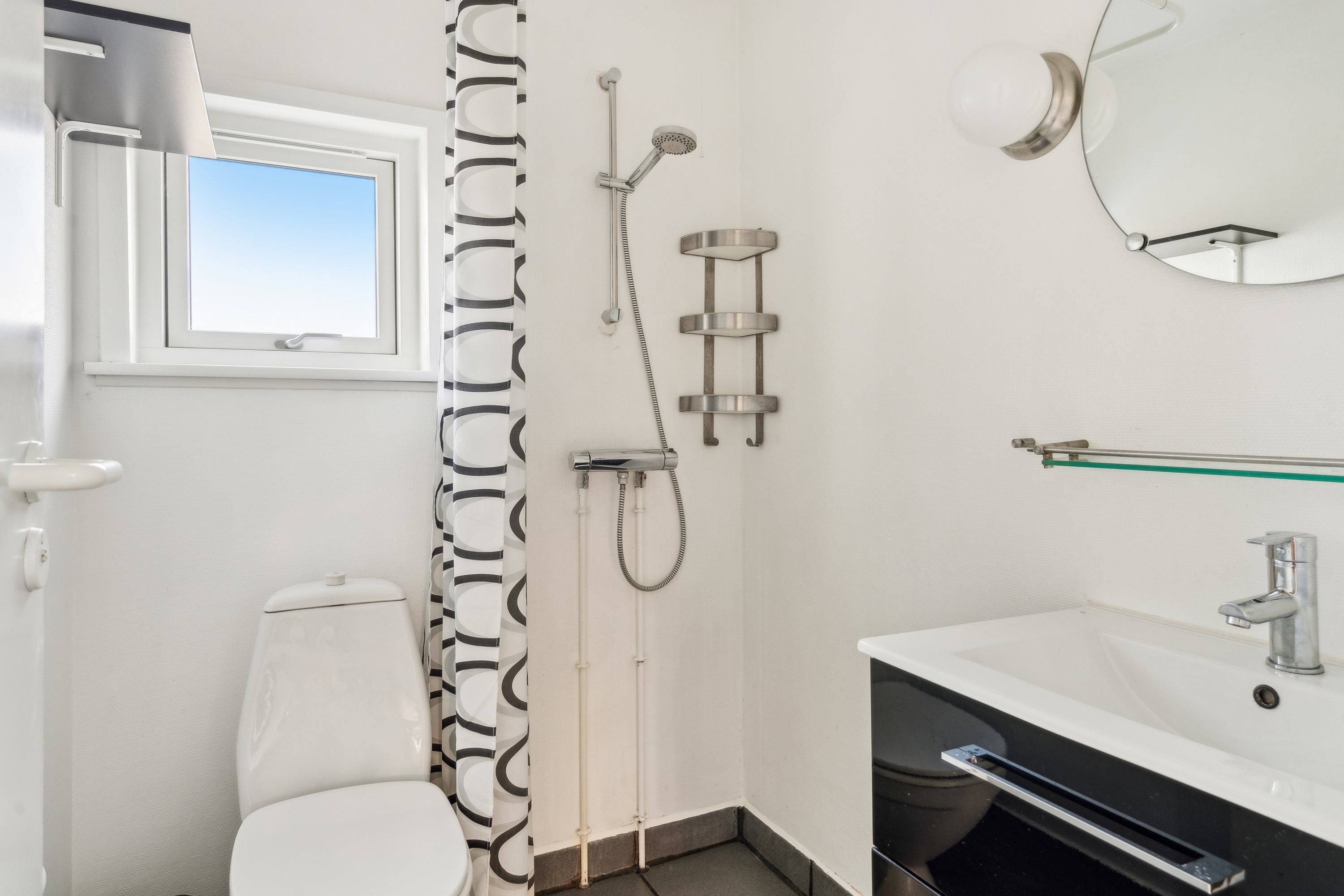 Fremhævet badeværelse billede i fuldskærmstilstand. Billede af Stranden 30, Øster Hurup, 9560 Hadsund