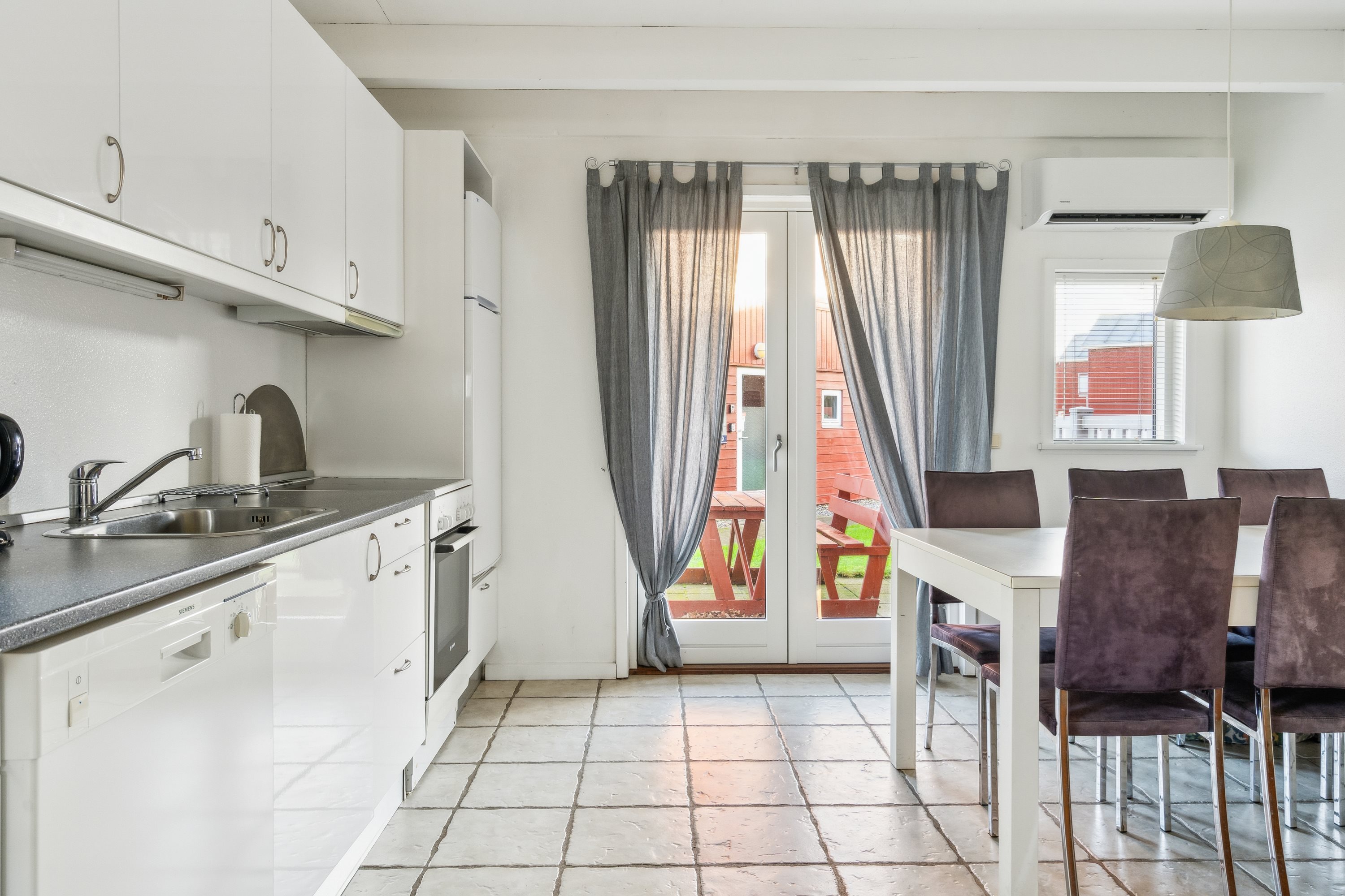 Fremhævet køkken billede i fuldskærmstilstand. Billede af Stranden 30, Øster Hurup, 9560 Hadsund