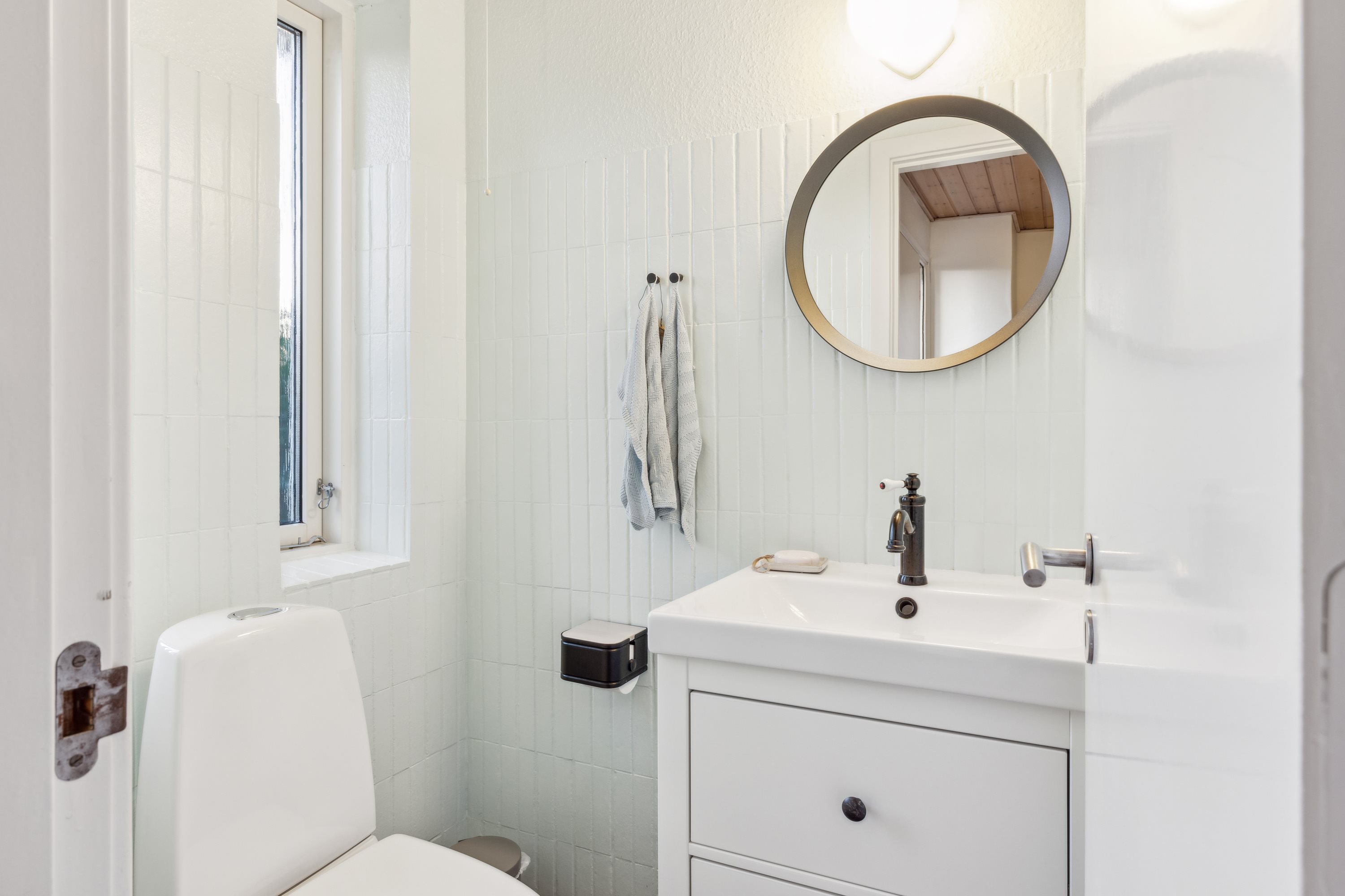 Fremhævet toilet billede i fuldskærmstilstand. Billede af Hulvejen 5, Sparkær, 8800 Viborg