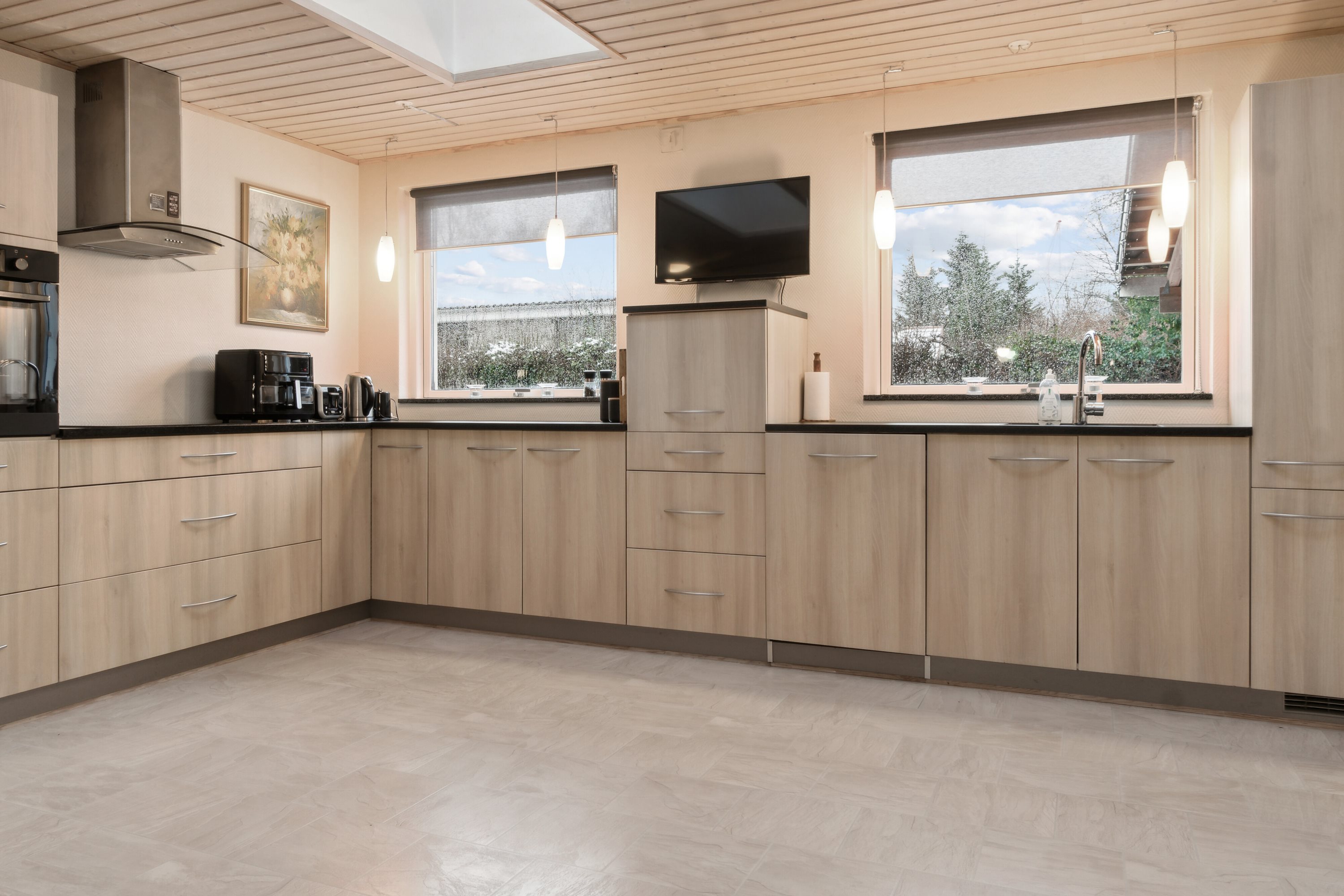 Fremhævet køkken billede i fuldskærmstilstand. Billede af Falkevej 1, 4040 Jyllinge