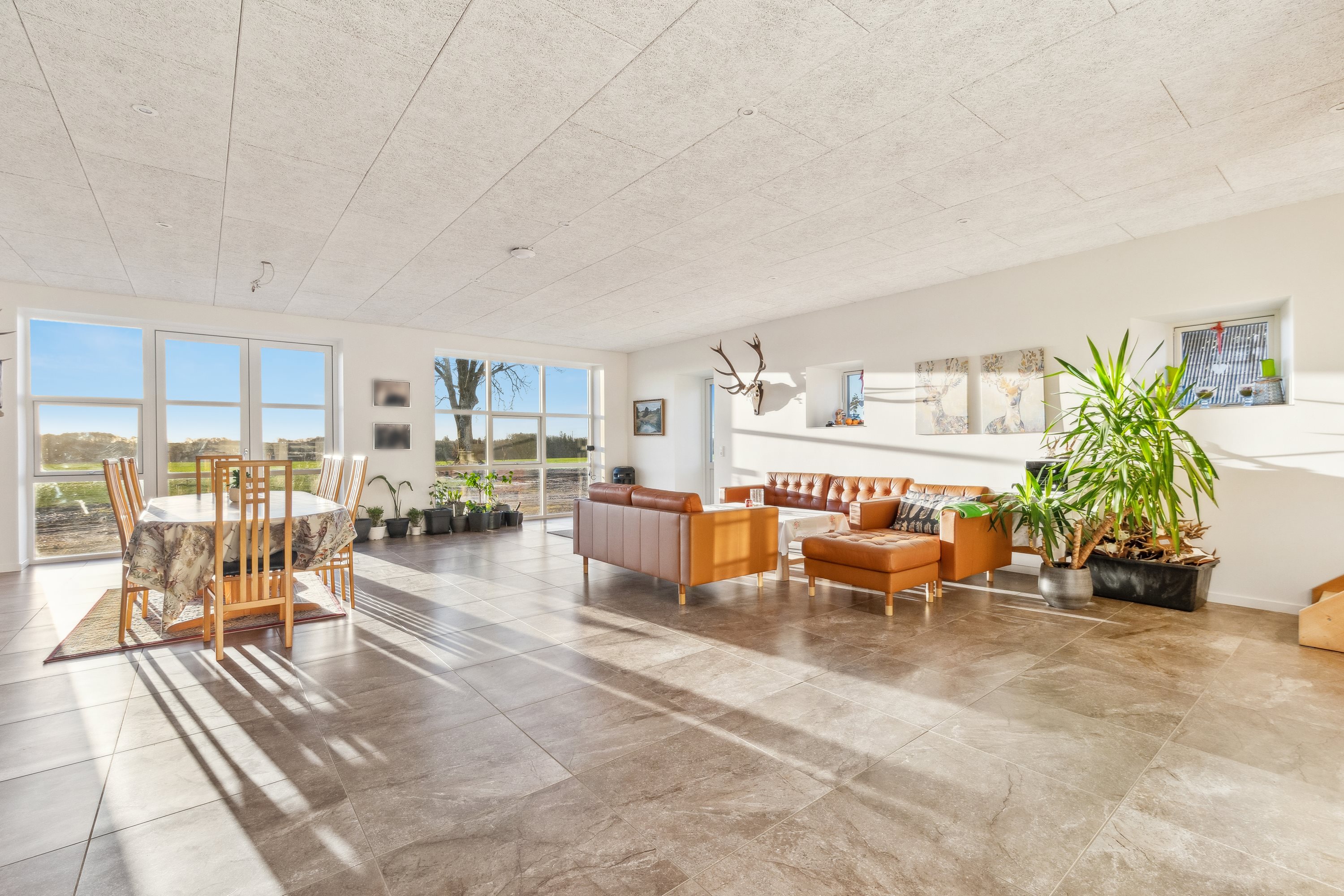 Fremhævet stue billede i fuldskærmstilstand. Billede af Korreborgvej 53, Vejrum, 8830 Tjele