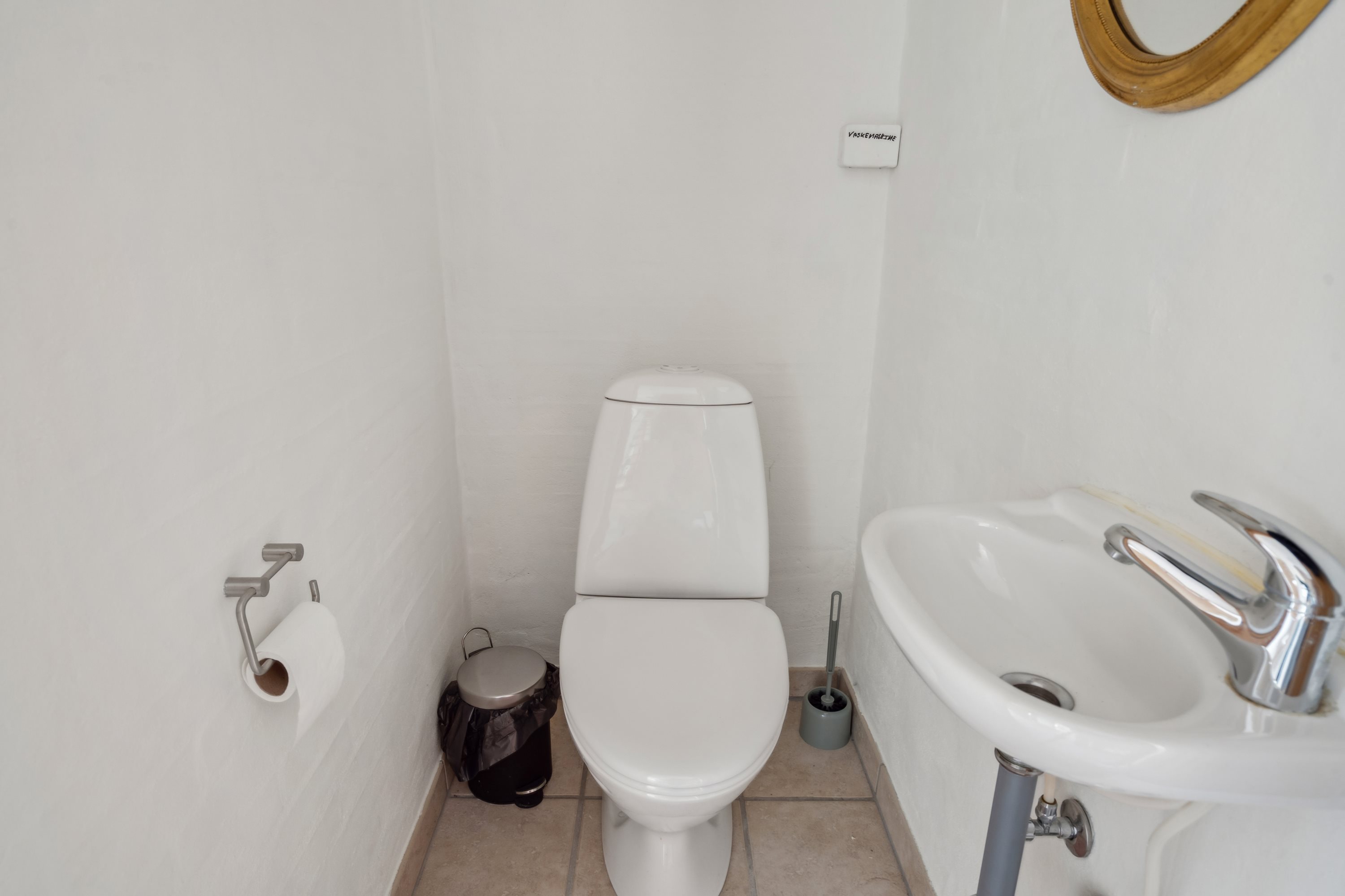 Fremhævet toilet billede i fuldskærmstilstand. Billede af Højskolevej 2A, 9760 Vrå