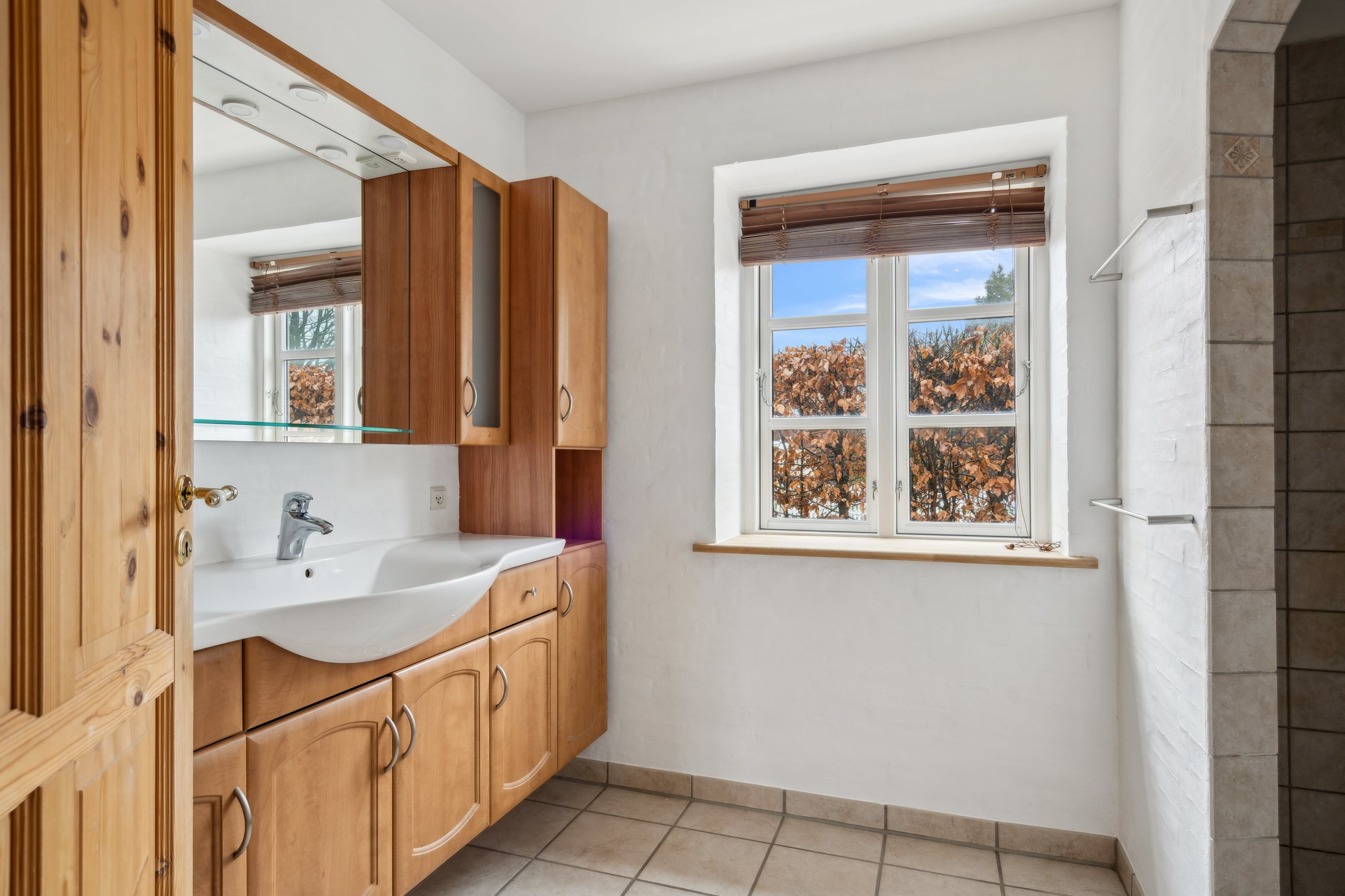 Fremhævet badeværelse billede i fuldskærmstilstand. Billede af Højskolevej 2A, 9760 Vrå