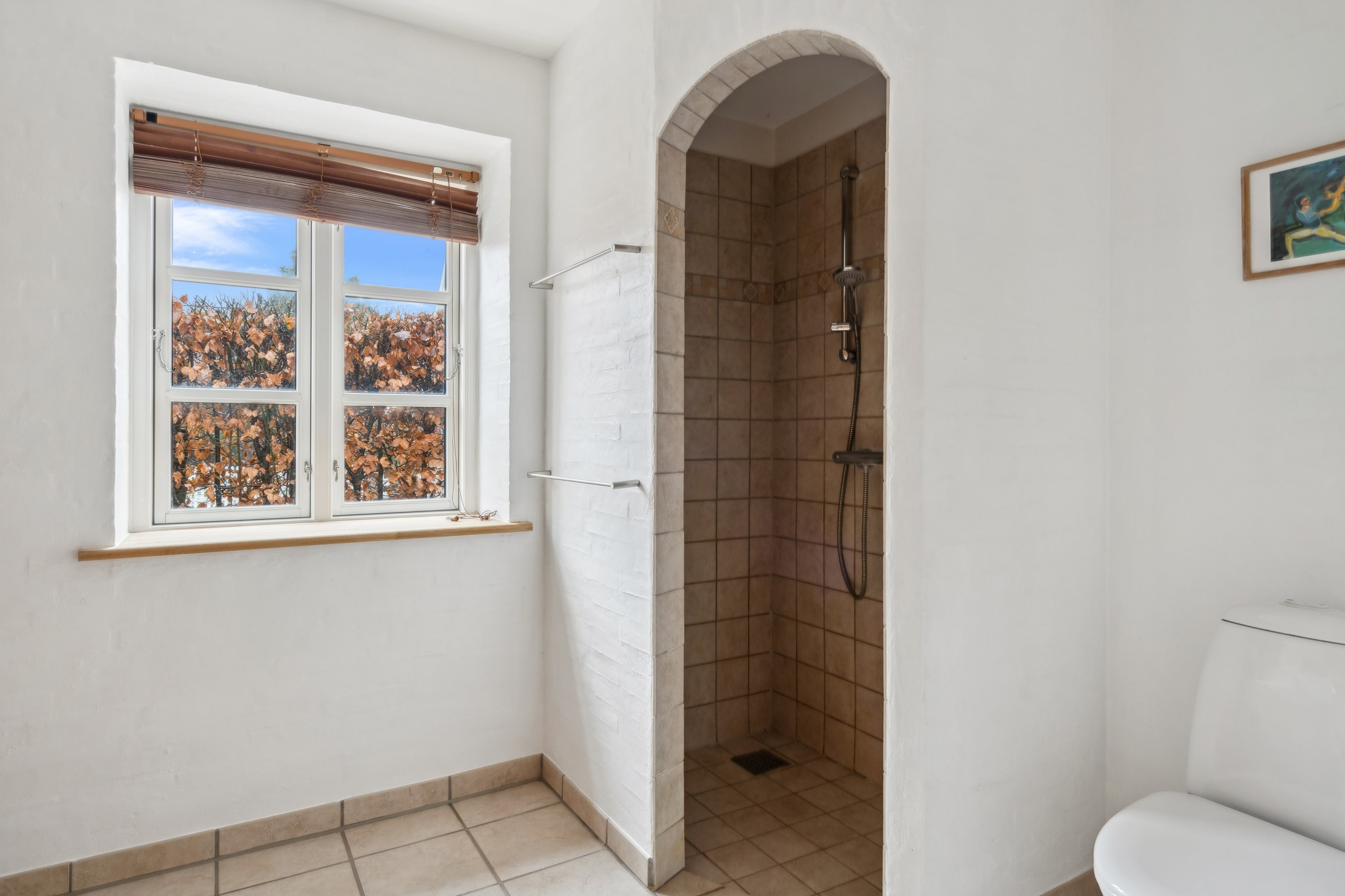 Fremhævet badeværelse billede i fuldskærmstilstand. Billede af Højskolevej 2A, 9760 Vrå