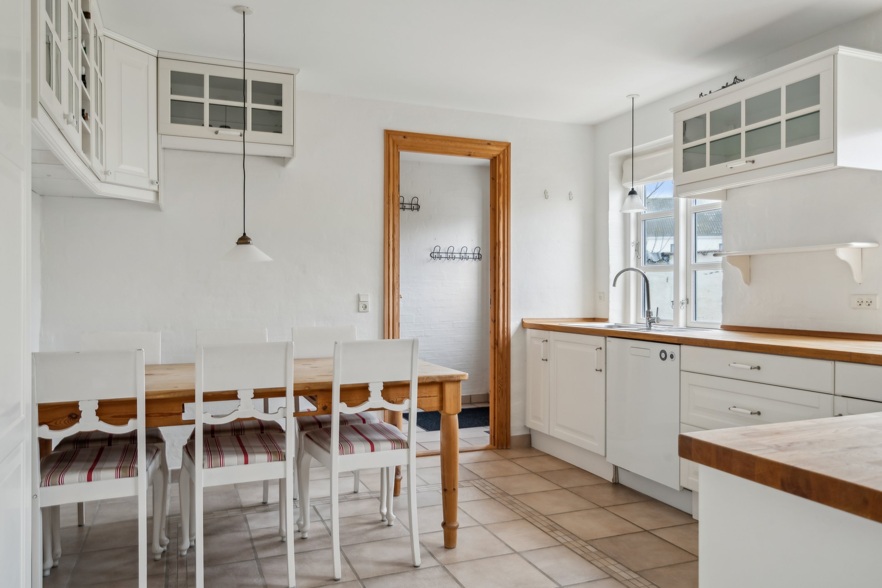 Fremhævet køkken billede i fuldskærmstilstand. Billede af Højskolevej 2A, 9760 Vrå