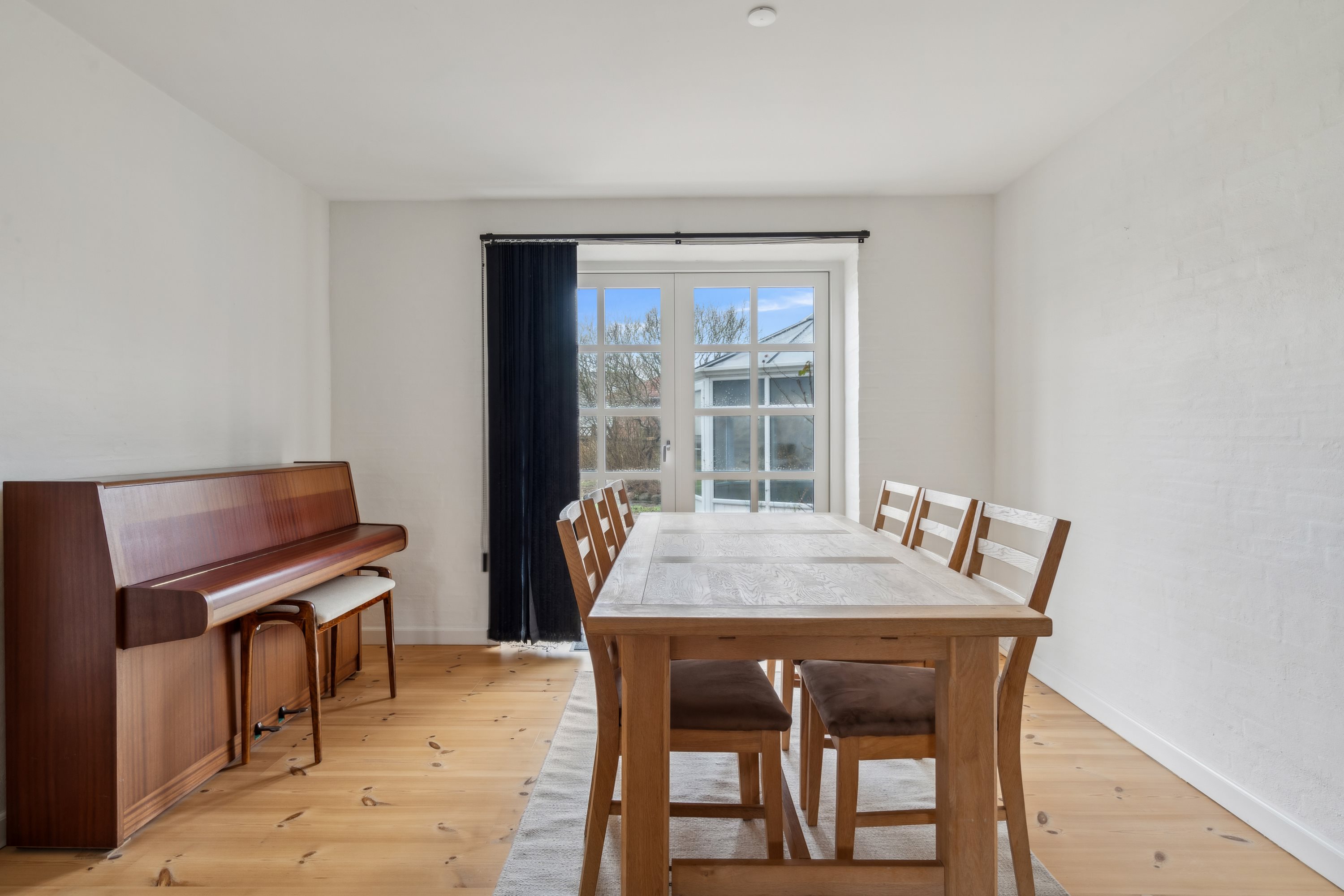 Fremhævet stue billede i fuldskærmstilstand. Billede af Højskolevej 2A, 9760 Vrå