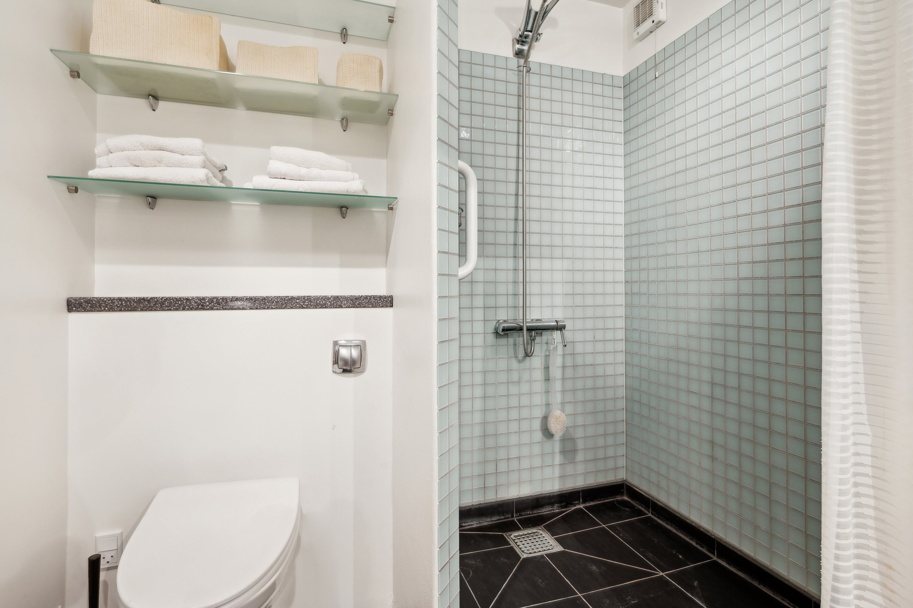 Fremhævet badeværelse billede i fuldskærmstilstand. Billede af Vestervang 38, 2. 3822., 8000 Aarhus C