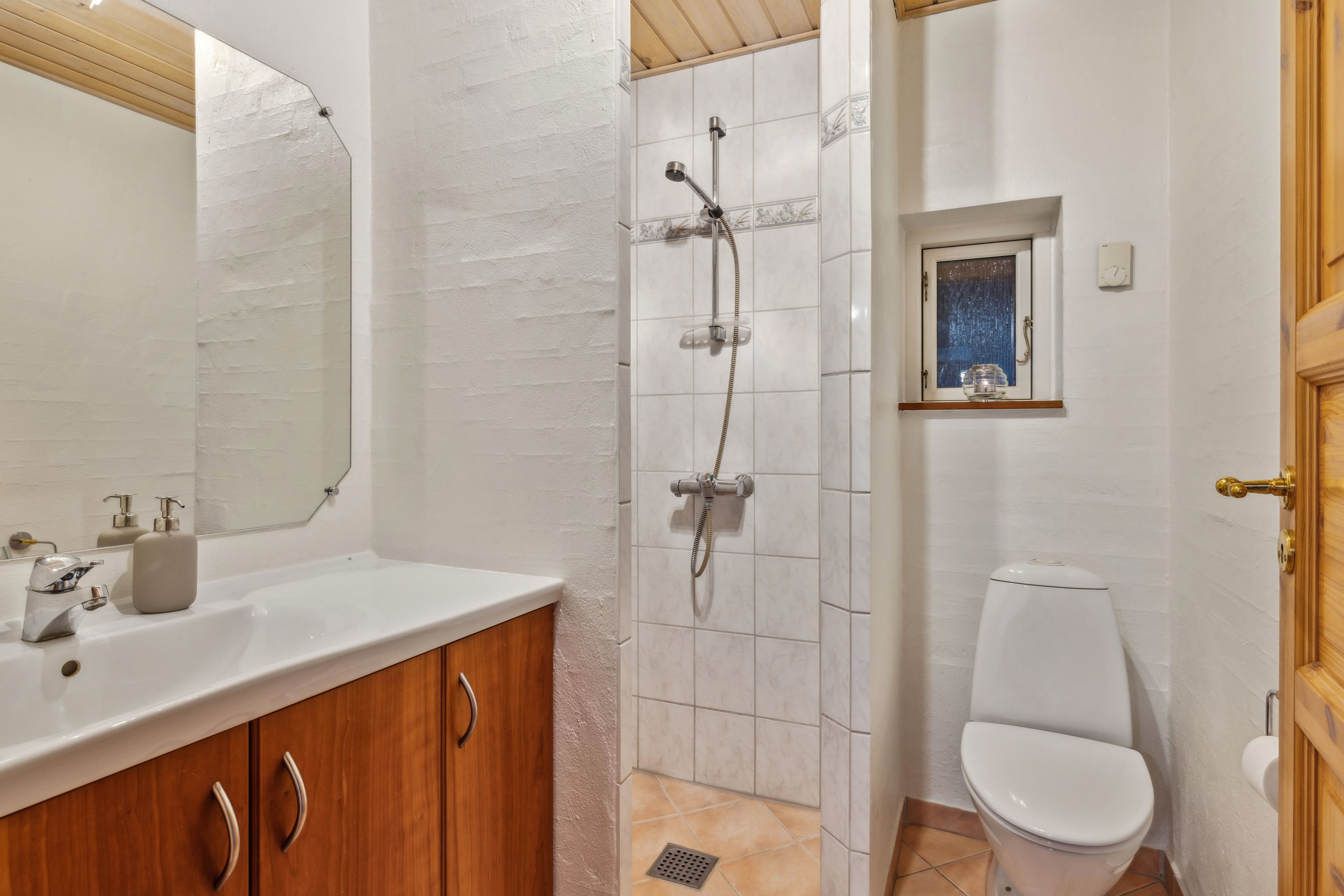 Fremhævet badeværelse billede i fuldskærmstilstand. Billede af Møllevangen 34, Bønnerup Strand, 8585 Glesborg