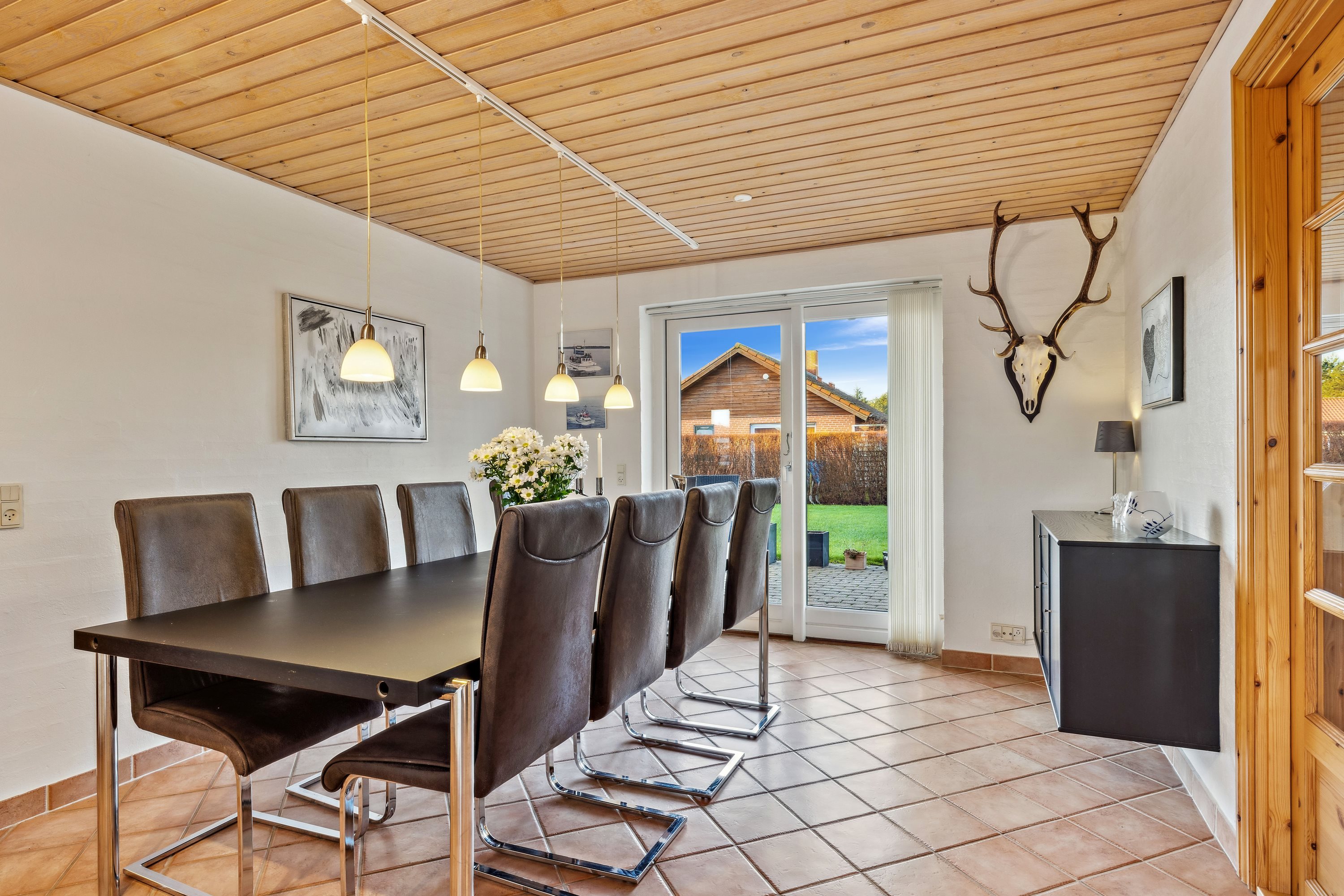 Fremhævet stue billede i fuldskærmstilstand. Billede af Møllevangen 34, Bønnerup Strand, 8585 Glesborg