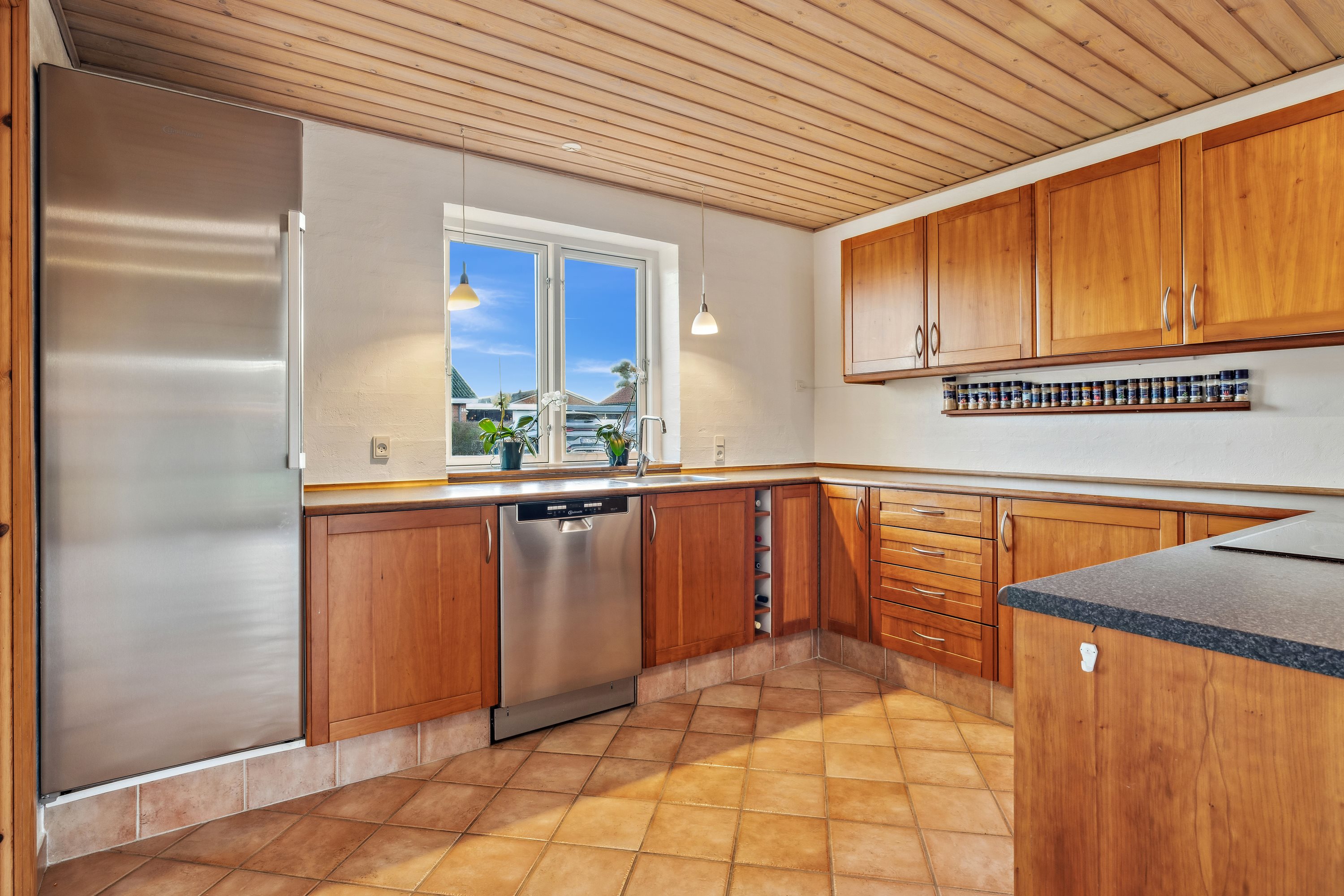 Fremhævet køkken billede i fuldskærmstilstand. Billede af Møllevangen 34, Bønnerup Strand, 8585 Glesborg