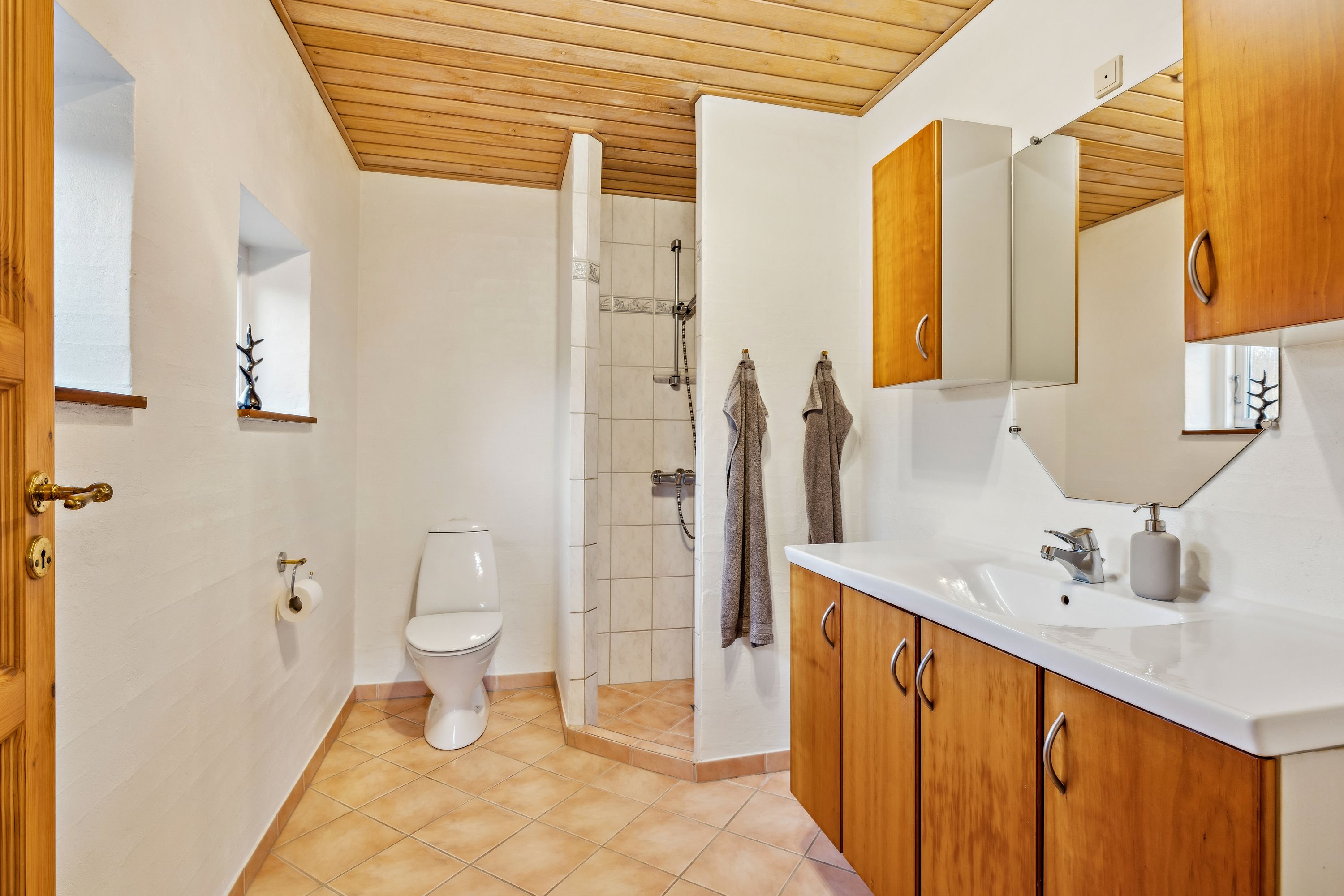 Fremhævet badeværelse billede i fuldskærmstilstand. Billede af Møllevangen 34, Bønnerup Strand, 8585 Glesborg