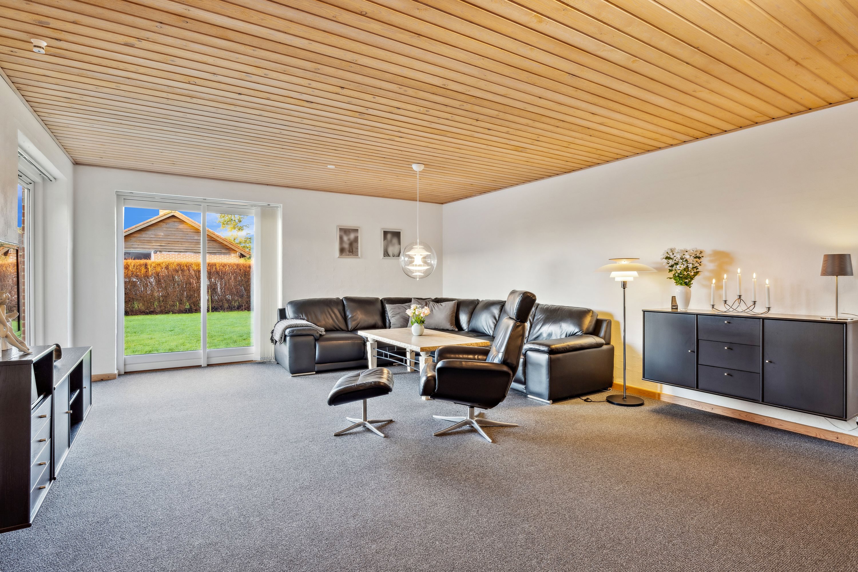 Fremhævet stue billede i fuldskærmstilstand. Billede af Møllevangen 34, Bønnerup Strand, 8585 Glesborg