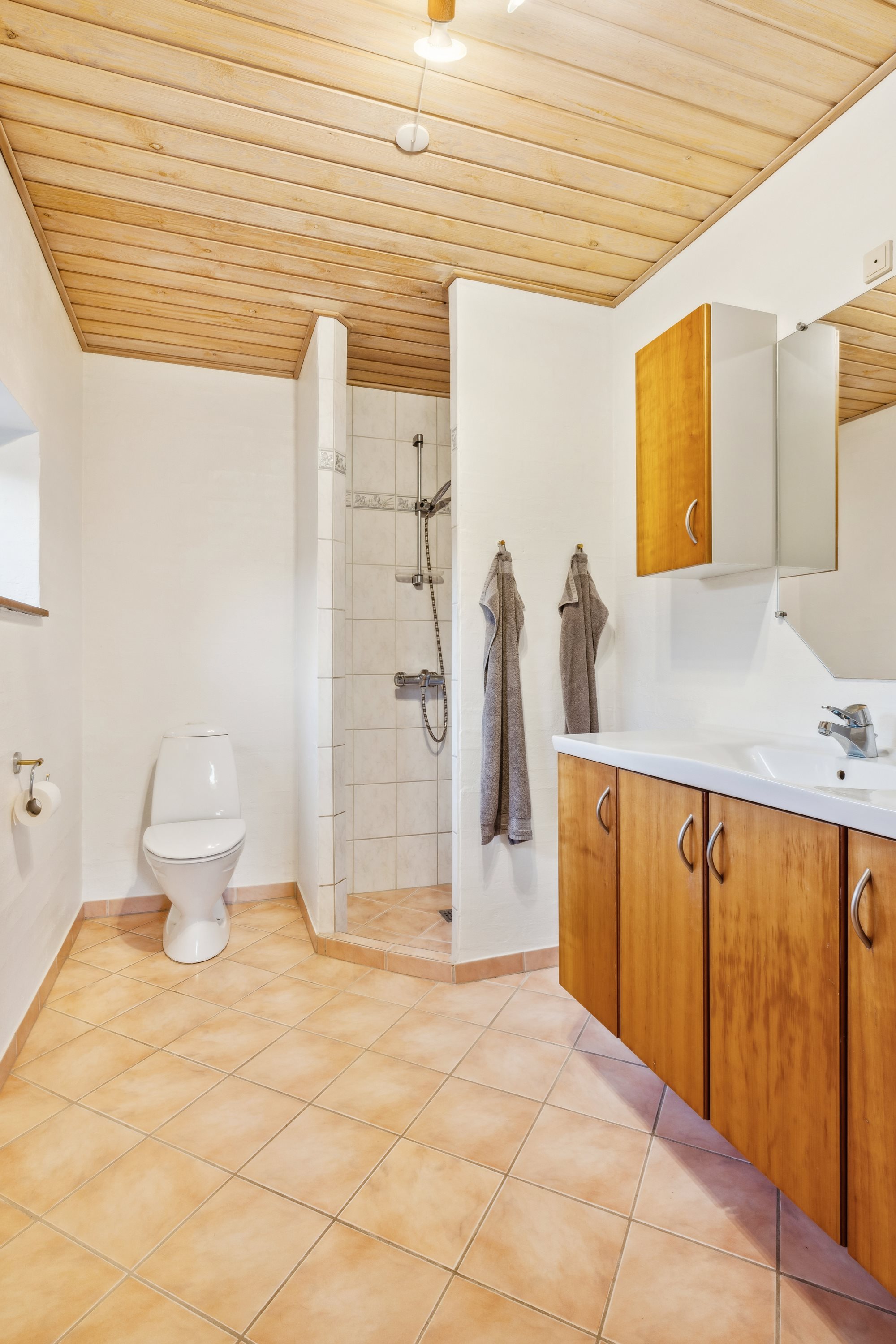 Fremhævet badeværelse billede i fuldskærmstilstand. Billede af Møllevangen 34, Bønnerup Strand, 8585 Glesborg