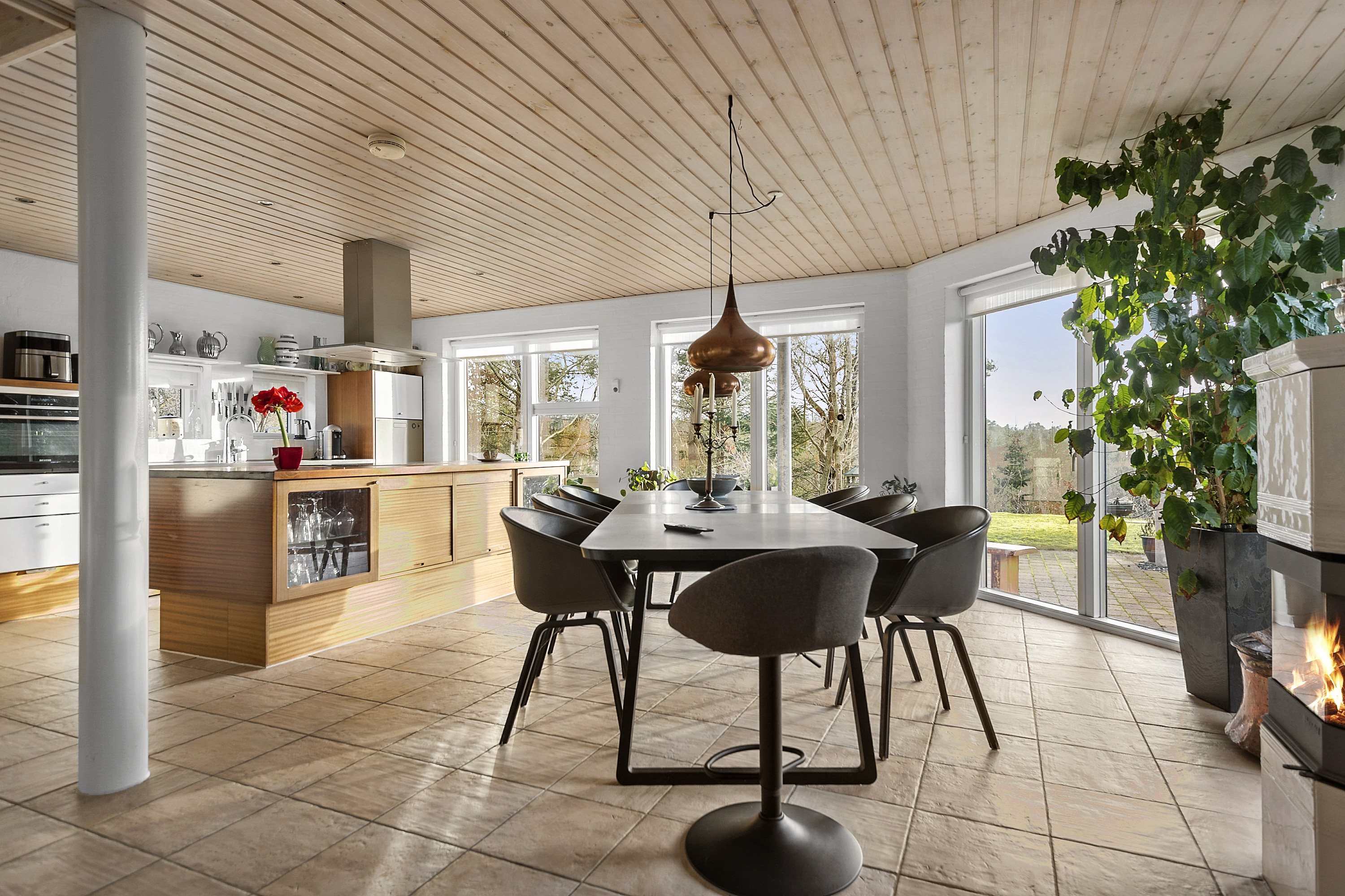 Fremhævet køkken/alrum billede i fuldskærmstilstand. Billede af Holmekollen 8, Voervadsbro, 8660 Skanderborg