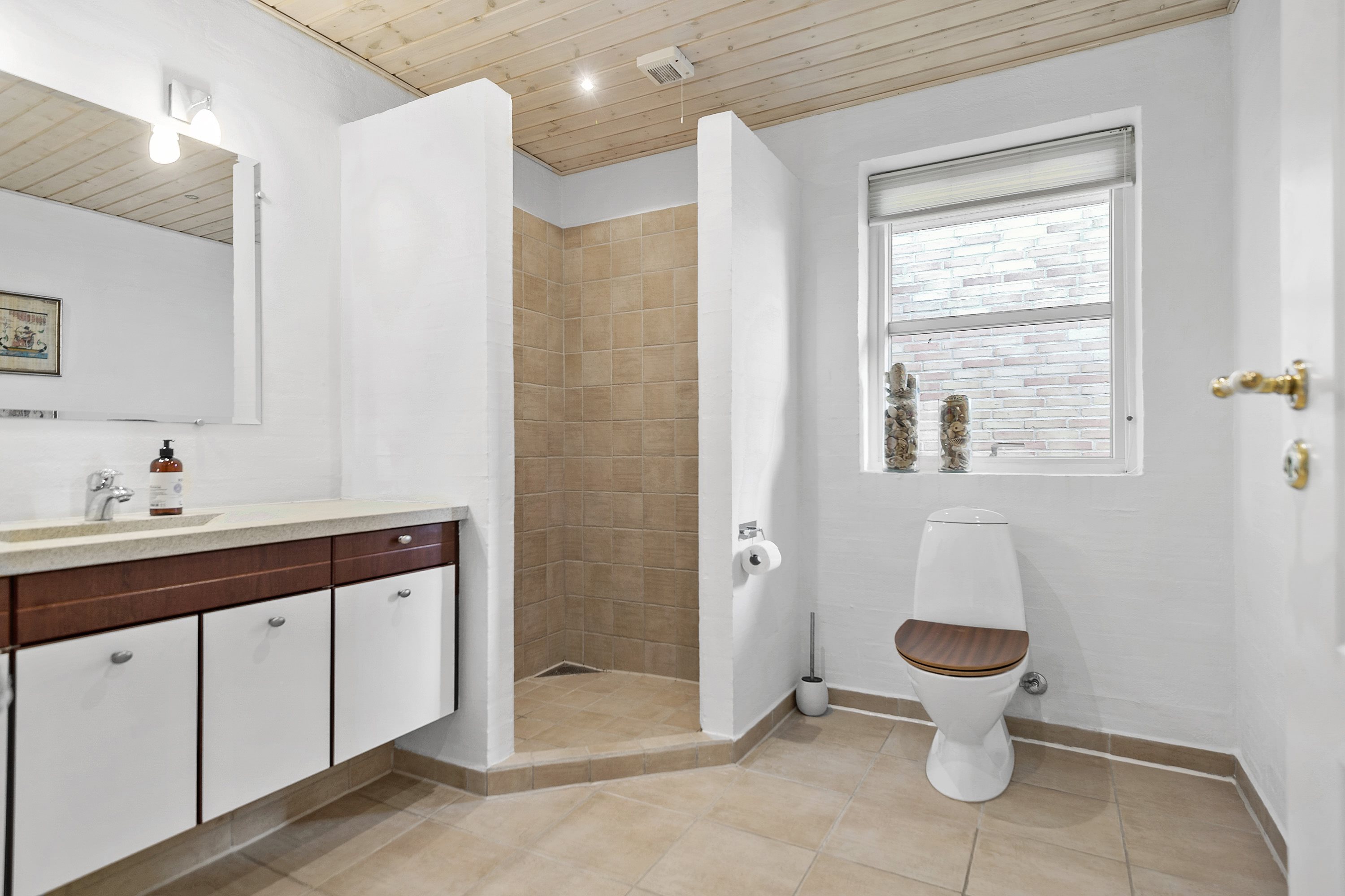 Fremhævet badeværelse billede i fuldskærmstilstand. Billede af Holmekollen 8, Voervadsbro, 8660 Skanderborg