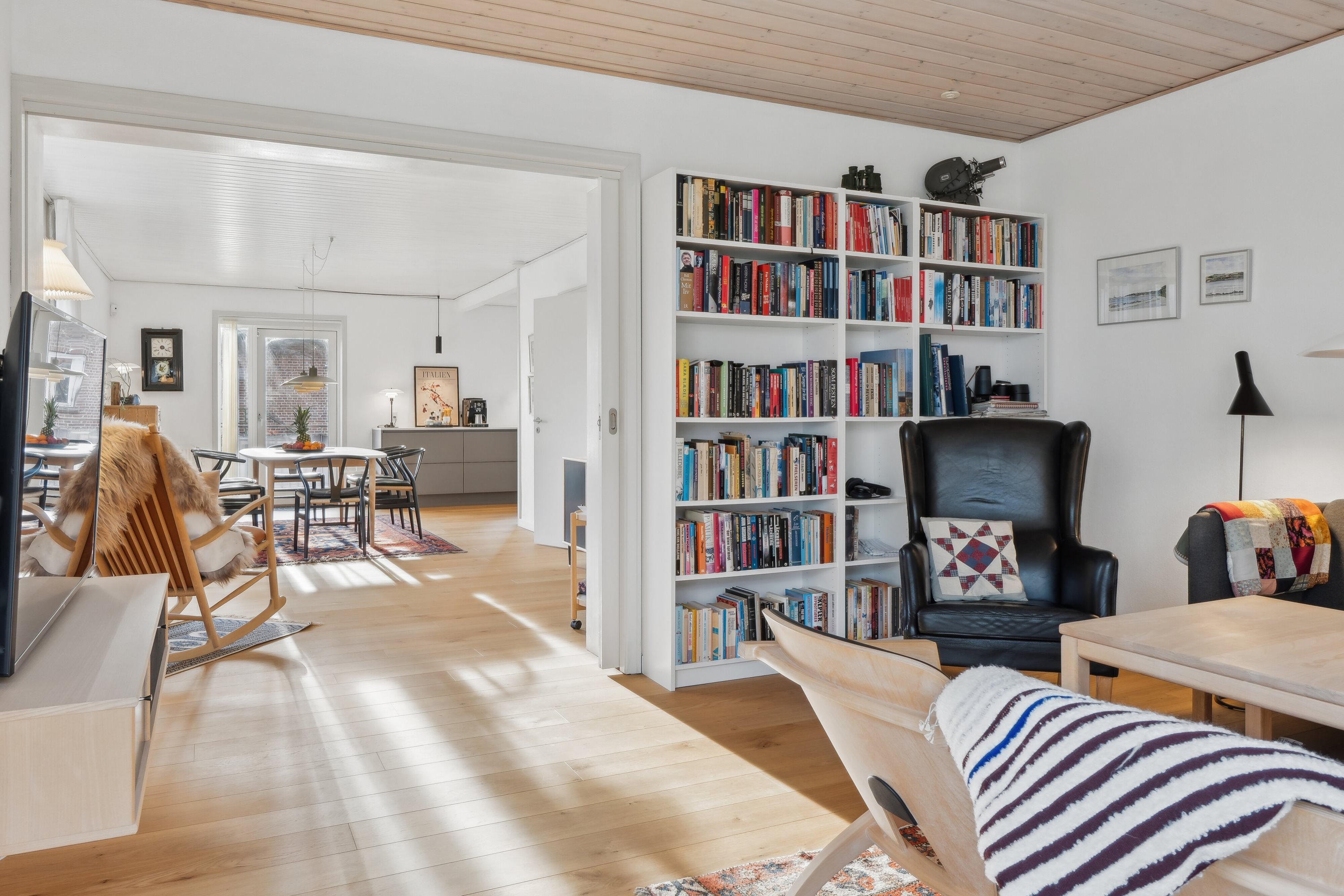 Fremhævet stue billede i fuldskærmstilstand. Billede af Møllevænget 21, 9870 Sindal