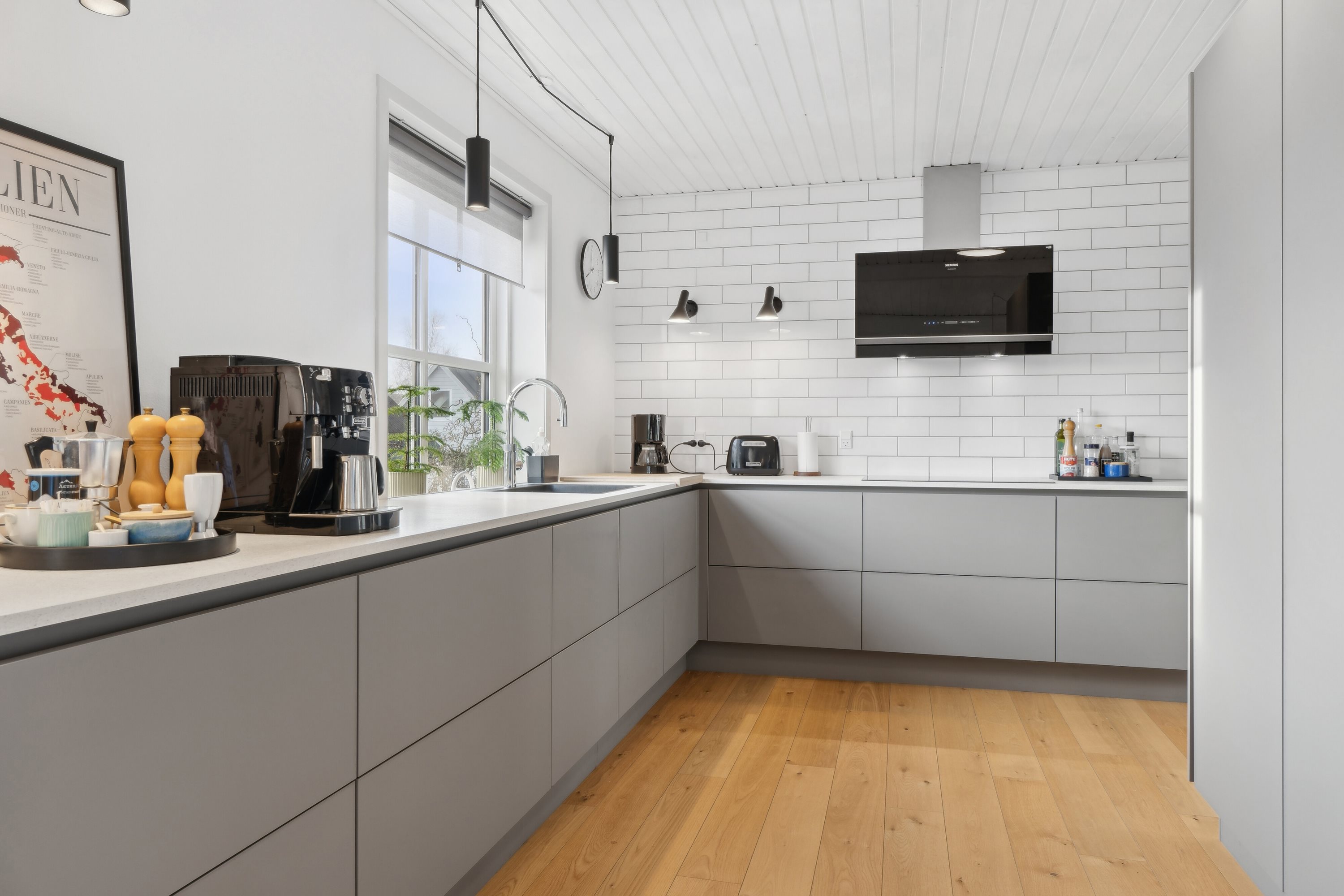 Fremhævet køkken billede i fuldskærmstilstand. Billede af Møllevænget 21, 9870 Sindal